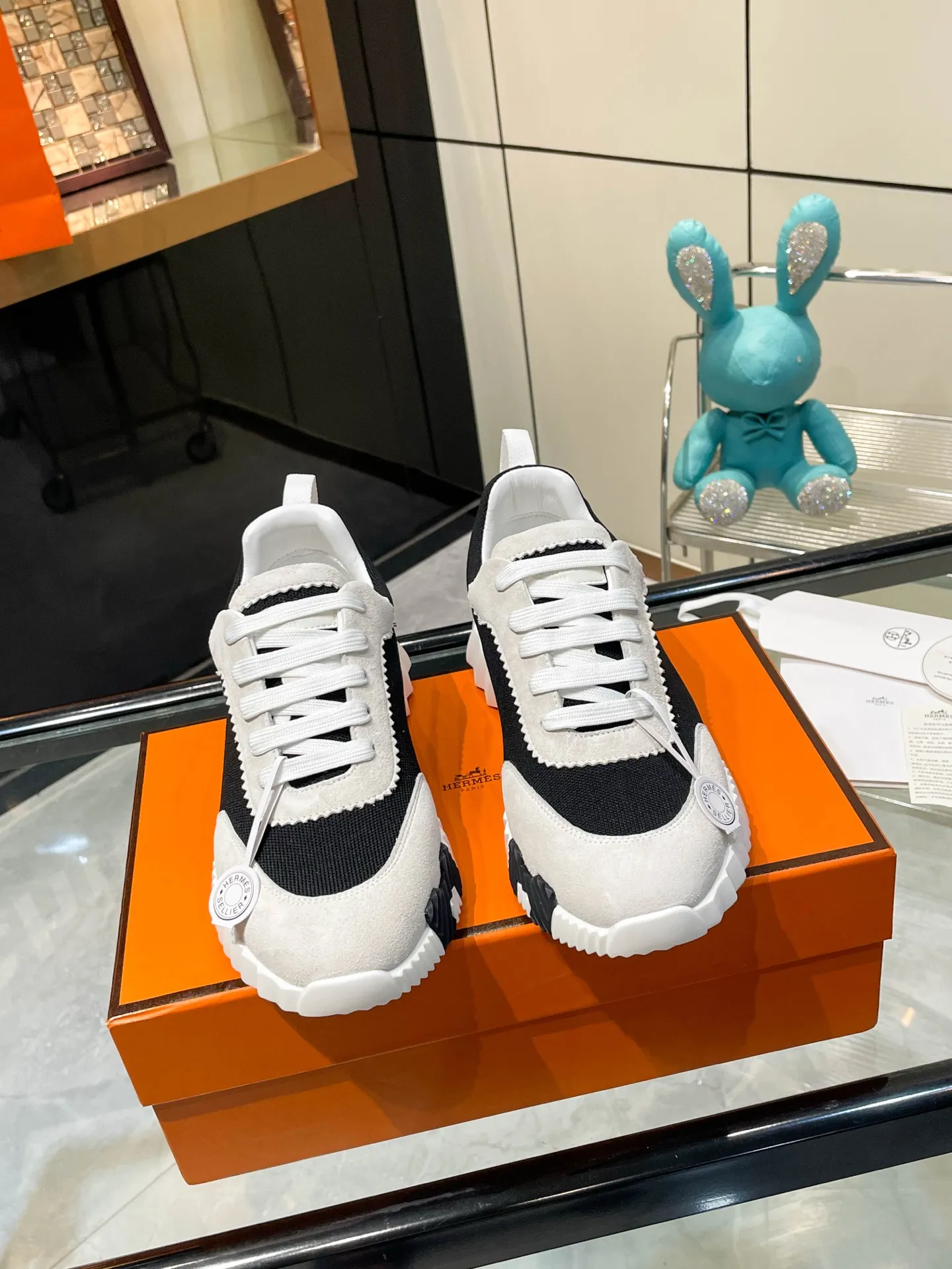 Hermes 270💰顶级版本爱马仕H家经典 休闲运动鞋,最高版本,鞋底上饰以夸张“H”字母,斜体设计和鲜艳色彩展现活力,延续品牌设计灵感! 非常漂亮的一款休闲鞋,大气而又不失可爱!经典的款型,独具魅力的增高鞋! 原版面料1:1,内里为原版透气进口羊皮里,垫脚进口羊皮,大底定制私模:T P U十P U抽真空一体成型,原版套楦工艺,原版包装盒📦配鞋履收纳袋,手提袋,鞋盒带蓝光防伪标识! 女码35.36.37.38.39.40.41.42 男码39.40.41.42.43.44.45.46