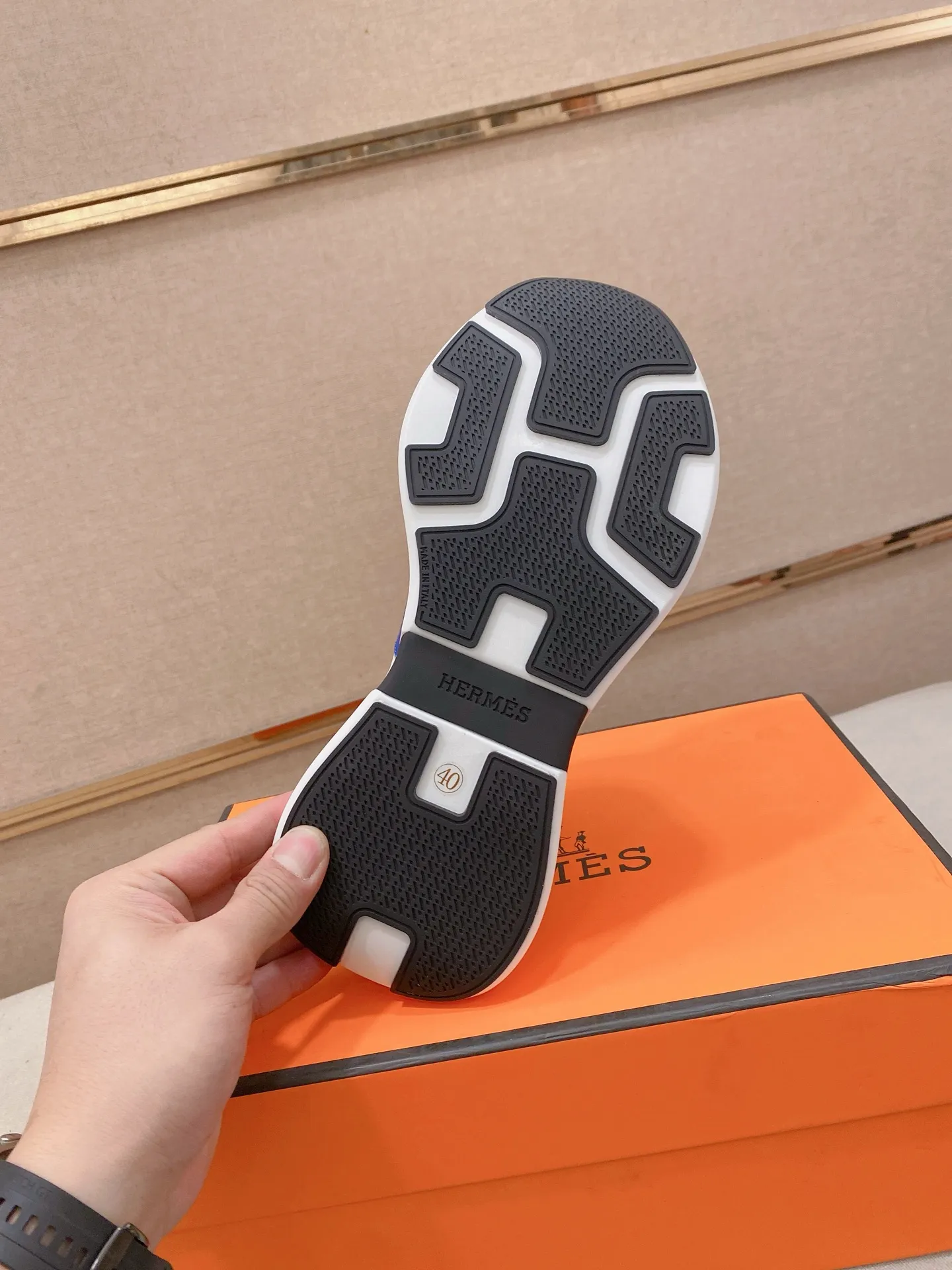 工厂价: 270💰《HERMES》【经典原单•版本】爱马仕;顶级🔝代购🔍🔍男士最新🇺🇸专柜同步发售,意大利进口原版▲▲牛皮▲▲(凸显高端·贵气·档次)做工考究(意大利🇮🇹进口水染🐂牛皮内里)鞋底:原厂特供原版底,⚠️独家双层活动·TPR·橡胶·组合成型大底;超级·舒适·耐磨·防滑·环保 实物拍摄实物更漂亮(高品质·跟单货)可随意进出专柜* 码数:39-45(可定做38.46不退换)