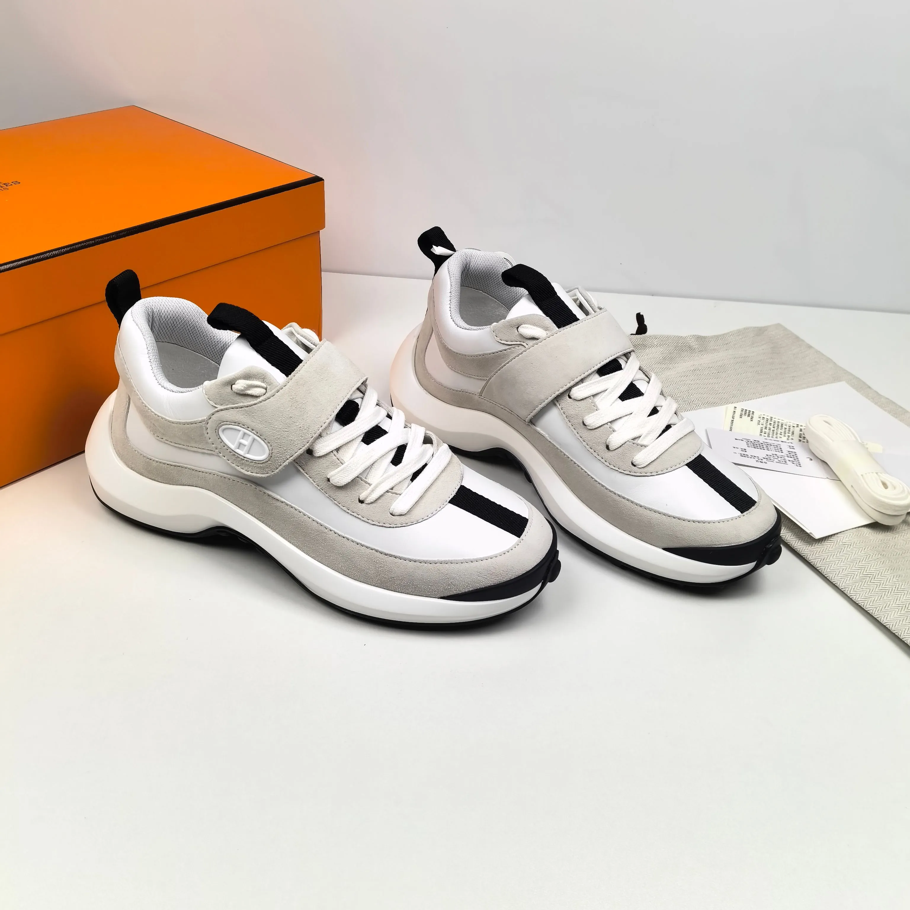 💰440❤现货❤正品开发❤顶级代购莞产高品质❤Hermes ||𝟐𝟎𝟐𝟓爱马家𝐤𝐡𝐞𝐚镂空系带德比鞋系带运动鞋,爱马仕代购品质~出入𝐙𝐆无压力, Herme*s Khea系带运动鞋独特黑白搭配+带条绑带设计~若隐若现小性感个性十足/超透气/超柔软光脚穿或搭配中筒袜 配长裙子 裤子 都巨洋气~巨高级~有型又有范~很有格调 区别市场通货~代购高品质绝对完全不一样 鞋面材料:进口牛皮+羊反绒 内里材料:进口耐黄加密网布 大底材料:IP+组合大底 码数:35 36 37 38 39 40码,原盒包装➕飞机盒!