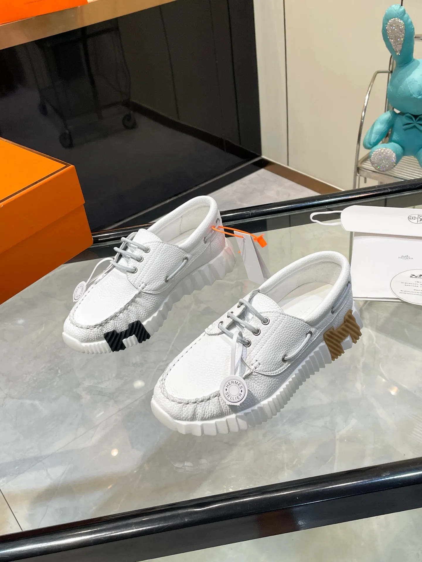 Hermes 280💰顶级版本爱马仕H家经典 休闲运动鞋,最高版本,鞋底上饰以夸张“H”字母,斜体设计和鲜艳色彩展现活力,延续品牌设计灵感! 非常漂亮的一款休闲鞋,大气而又不失可爱!经典的款型,独具魅力的增高鞋! 原版面料1:1,内里为原版透气进口羊皮里,垫脚进口羊皮,大底定制私模:T P U十P U抽真空一体成型,原版套楦工艺,原版包装盒📦配鞋履收纳袋,手提袋,鞋盒带蓝光防伪标识! 女码35.36.37.38.39.40.41.42 男码39.40.41.42.43.44.45.46