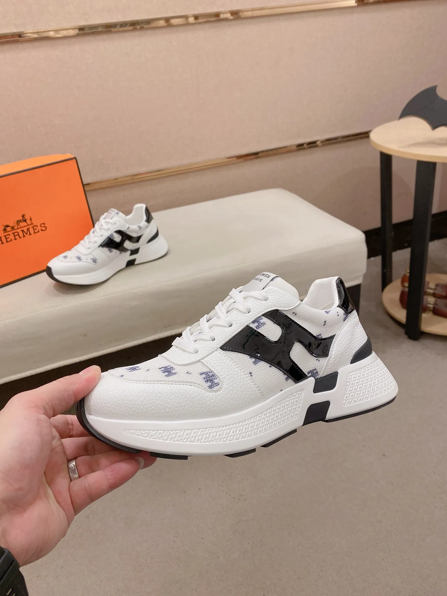 工厂价: 270💰《HERMES》【经典原单•版本】爱马仕;顶级🔝代购🔍🔍男士最新🇺🇸专柜同步发售,意大利进口原版▲▲牛皮▲▲(凸显高端·贵气·档次)做工考究(意大利🇮🇹进口水染🐂牛皮内里)鞋底:原厂特供原版底,⚠️独家双层活动·TPR·橡胶·组合成型大底;超级·舒适·耐磨·防滑·环保 实物拍摄实物更漂亮(高品质·跟单货)可随意进出专柜* 码数:39-45(可定做38.46不退换)