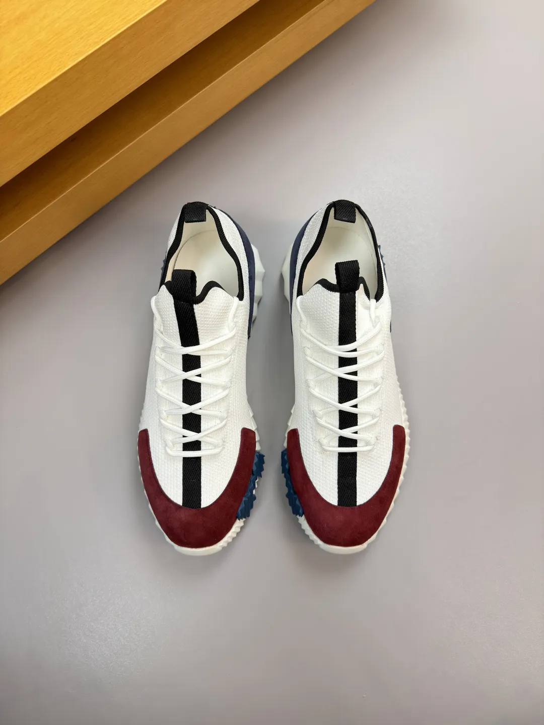 【 HERMES】爱马仕 P330💰 -高端品质 原单&middot;休闲运动鞋 -鞋面：🔝反绒小牛皮、品牌飞织（针织）布匹、鞋舌.后跟.品牌织带 -内里：垫脚；水染牛皮 -大底：超轻TPU发泡&middot;橡胶：组合成型双色大底 -超高品控&middot;做工精细：凸显(高端&middot;贵气&middot;档次) -Size ：38-44（45，46，47，可订做)&middot;H0183