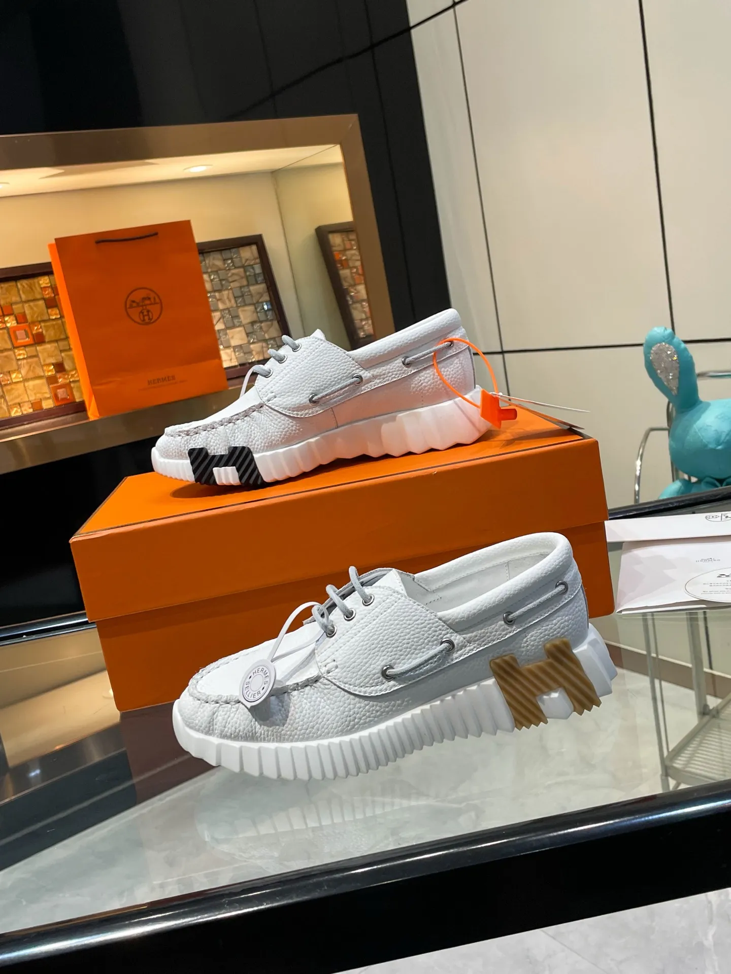 Hermes 280💰顶级版本爱马仕H家经典 休闲运动鞋，最高版本，鞋底上饰以夸张&ldquo;H&rdquo;字母，斜体设计和鲜艳色彩展现活力，延续品牌设计灵感！ 非常漂亮的一款休闲鞋，大气而又不失可爱！经典的款型，独具魅力的增高鞋！ 原版面料1:1，内里为原版透气进口羊皮里，垫脚进口羊皮，大底定制私模：T P U十P U抽真空一体成型，原版套楦工艺，原版包装盒📦配鞋履收纳袋，手提袋，鞋盒带蓝光防伪标识！ 女码35.36.37.38.39.40.41.42 男码39.40.41.42.43.44.45.46