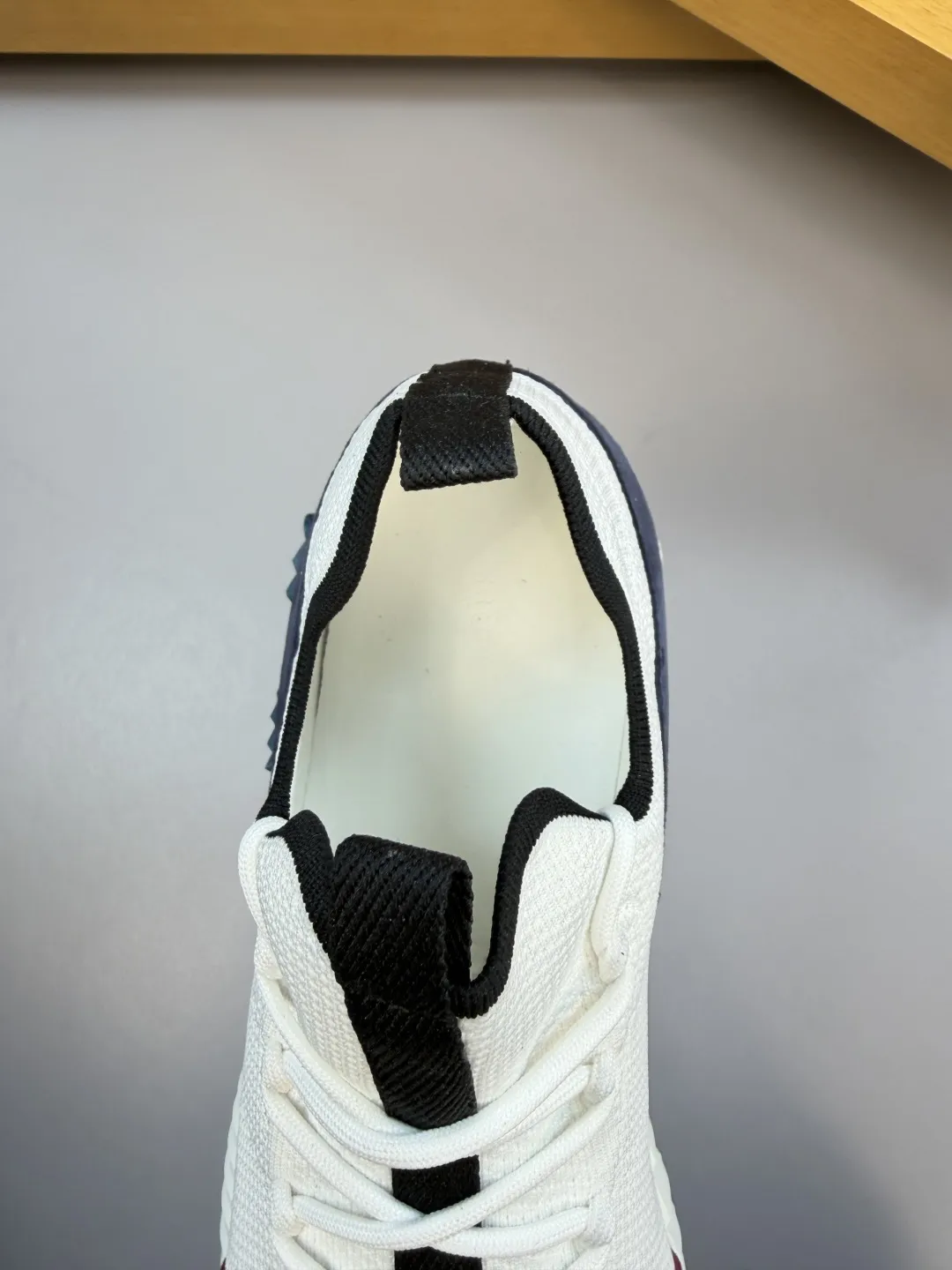 【 HERMES】爱马仕 P330💰 -高端品质 原单&middot;休闲运动鞋 -鞋面：🔝反绒小牛皮、品牌飞织（针织）布匹、鞋舌.后跟.品牌织带 -内里：垫脚；水染牛皮 -大底：超轻TPU发泡&middot;橡胶：组合成型双色大底 -超高品控&middot;做工精细：凸显(高端&middot;贵气&middot;档次) -Size ：38-44（45，46，47，可订做)&middot;H0183