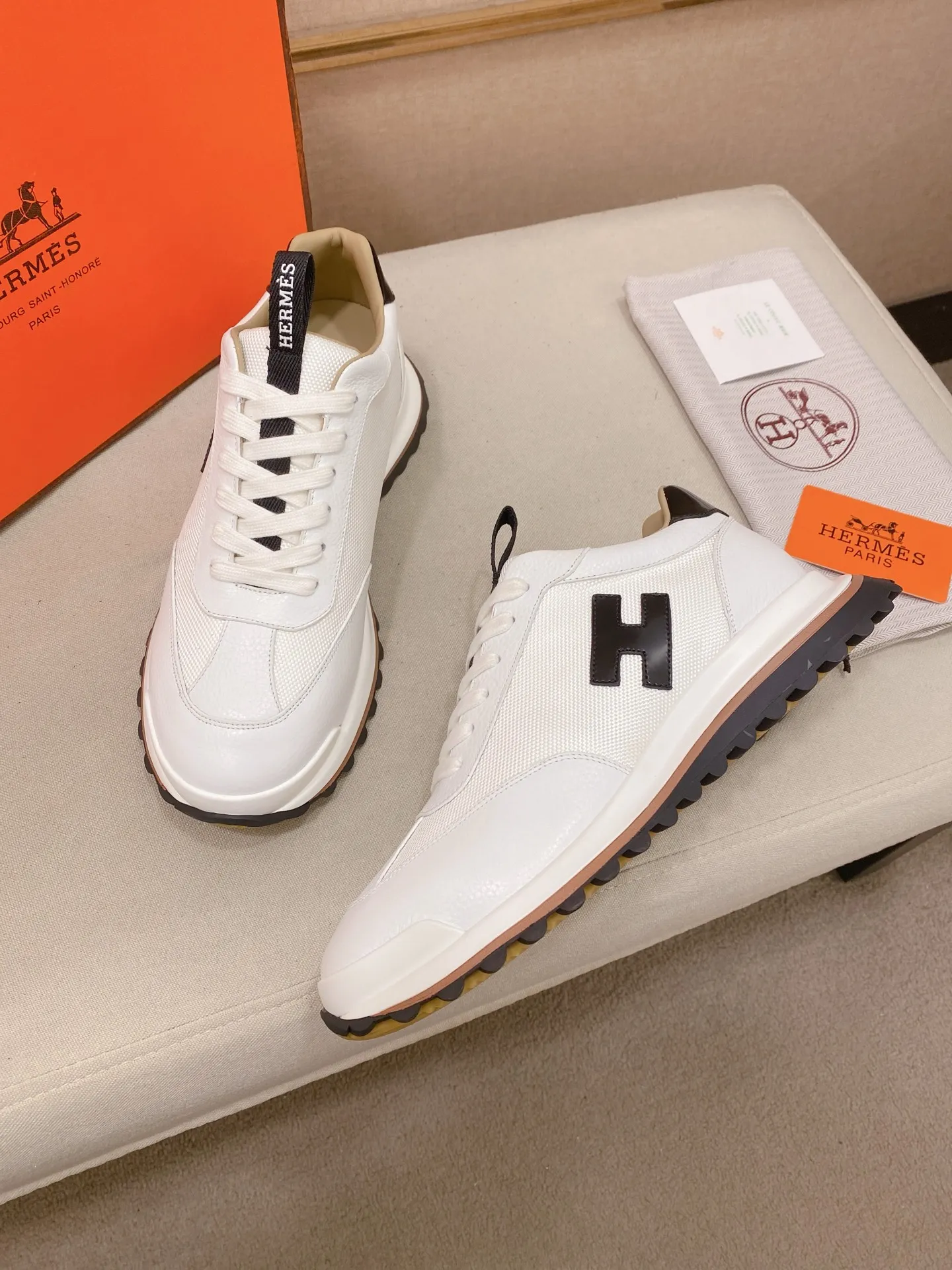 工厂价: 310💰HERMES/爱马仕 Leader运动鞋! 多色拼接高科技斜纹、小牛皮和麂皮山羊皮运动鞋。轻盈几何鞋底,打造时尚都市造型。 产品详情: 白色和橙色橡胶鞋底 黑色橡胶鞋底,橙色橡胶嵌饰浅自然色皮革嵌饰白色橡胶鞋头 米色羊羔皮内底和内衬 棉质饰带,橡胶字样 鞋底高度:4cm 尺码:38-39-40-41-42-43-44(45.46订做)