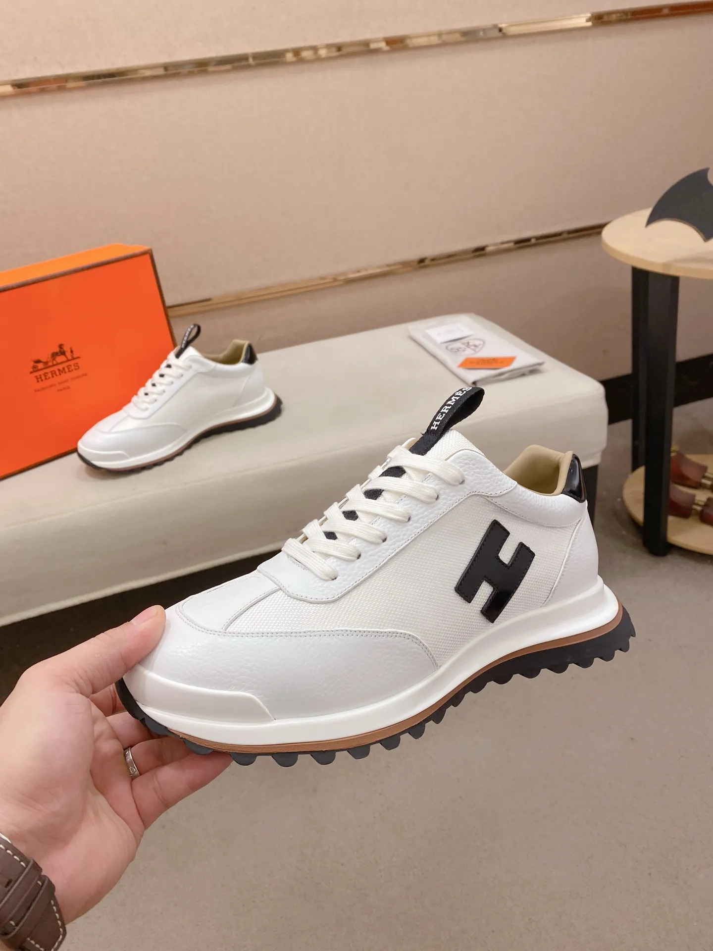 工厂价: 310💰HERMES/爱马仕 Leader运动鞋! 多色拼接高科技斜纹、小牛皮和麂皮山羊皮运动鞋。轻盈几何鞋底,打造时尚都市造型。 产品详情: 白色和橙色橡胶鞋底 黑色橡胶鞋底,橙色橡胶嵌饰浅自然色皮革嵌饰白色橡胶鞋头 米色羊羔皮内底和内衬 棉质饰带,橡胶字样 鞋底高度:4cm 尺码:38-39-40-41-42-43-44(45.46订做)