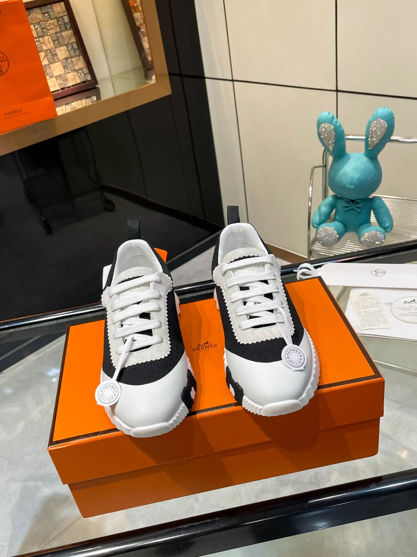 Hermes 270💰顶级版本爱马仕H家经典 休闲运动鞋,最高版本,鞋底上饰以夸张“H”字母,斜体设计和鲜艳色彩展现活力,延续品牌设计灵感! 非常漂亮的一款休闲鞋,大气而又不失可爱!经典的款型,独具魅力的增高鞋! 原版面料1:1,内里为原版透气进口羊皮里,垫脚进口羊皮,大底定制私模:T P U十P U抽真空一体成型,原版套楦工艺,原版包装盒📦配鞋履收纳袋,手提袋,鞋盒带蓝光防伪标识! 女码35.36.37.38.39.40.41.42 男码39.40.41.42.43.44.45.46