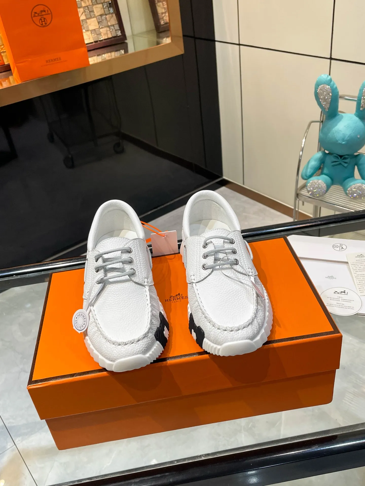 Hermes 280💰顶级版本爱马仕H家经典 休闲运动鞋，最高版本，鞋底上饰以夸张&ldquo;H&rdquo;字母，斜体设计和鲜艳色彩展现活力，延续品牌设计灵感！ 非常漂亮的一款休闲鞋，大气而又不失可爱！经典的款型，独具魅力的增高鞋！ 原版面料1:1，内里为原版透气进口羊皮里，垫脚进口羊皮，大底定制私模：T P U十P U抽真空一体成型，原版套楦工艺，原版包装盒📦配鞋履收纳袋，手提袋，鞋盒带蓝光防伪标识！ 女码35.36.37.38.39.40.41.42 男码39.40.41.42.43.44.45.46