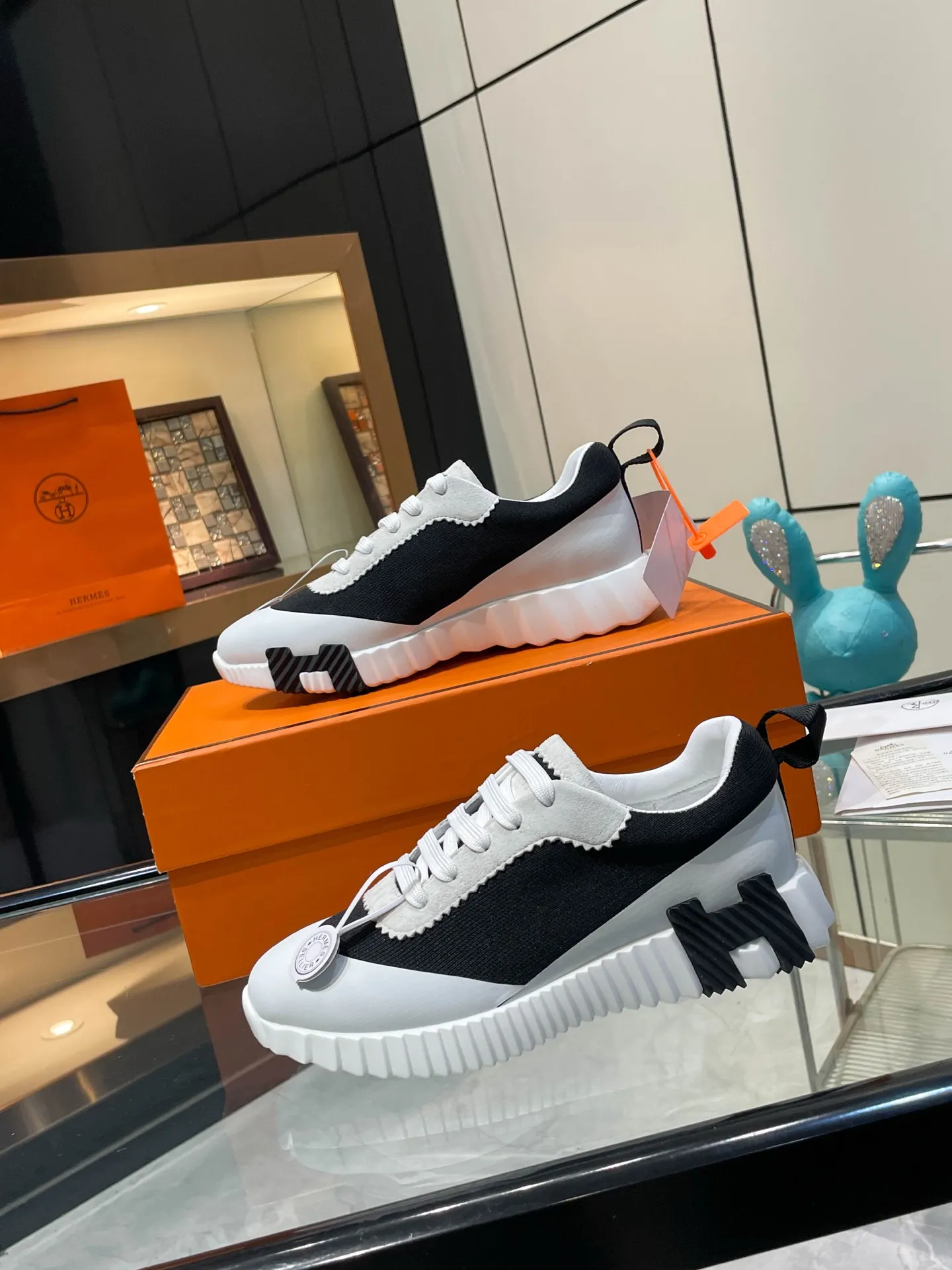 Hermes 270💰顶级版本爱马仕H家经典 休闲运动鞋，最高版本，鞋底上饰以夸张&ldquo;H&rdquo;字母，斜体设计和鲜艳色彩展现活力，延续品牌设计灵感！ 非常漂亮的一款休闲鞋，大气而又不失可爱！经典的款型，独具魅力的增高鞋！ 原版面料1:1，内里为原版透气进口羊皮里，垫脚进口羊皮，大底定制私模：T P U十P U抽真空一体成型，原版套楦工艺，原版包装盒📦配鞋履收纳袋，手提袋，鞋盒带蓝光防伪标识！ 女码35.36.37.38.39.40.41.42 男码39.40.41.42.43.44.45.46