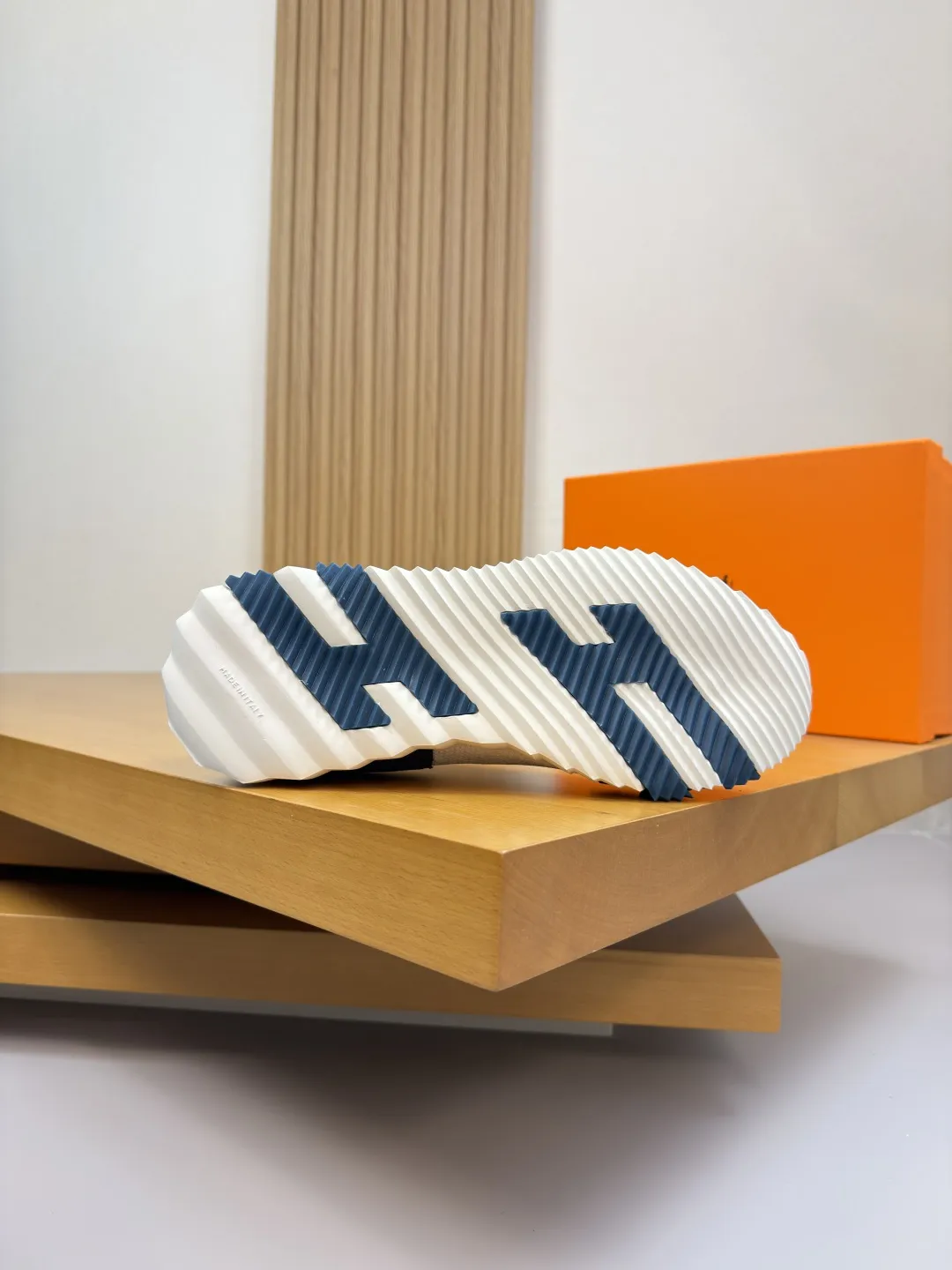 【 HERMES】爱马仕 P330💰 -高端品质 原单·休闲运动鞋 -鞋面:🔝反绒小牛皮、品牌飞织(针织)布匹、鞋舌.后跟.品牌织带 -内里:垫脚;水染牛皮 -大底:超轻TPU发泡·橡胶:组合成型双色大底 -超高品控·做工精细:凸显(高端·贵气·档次) -Size :38-44(45,46,47,可订做)·H0183