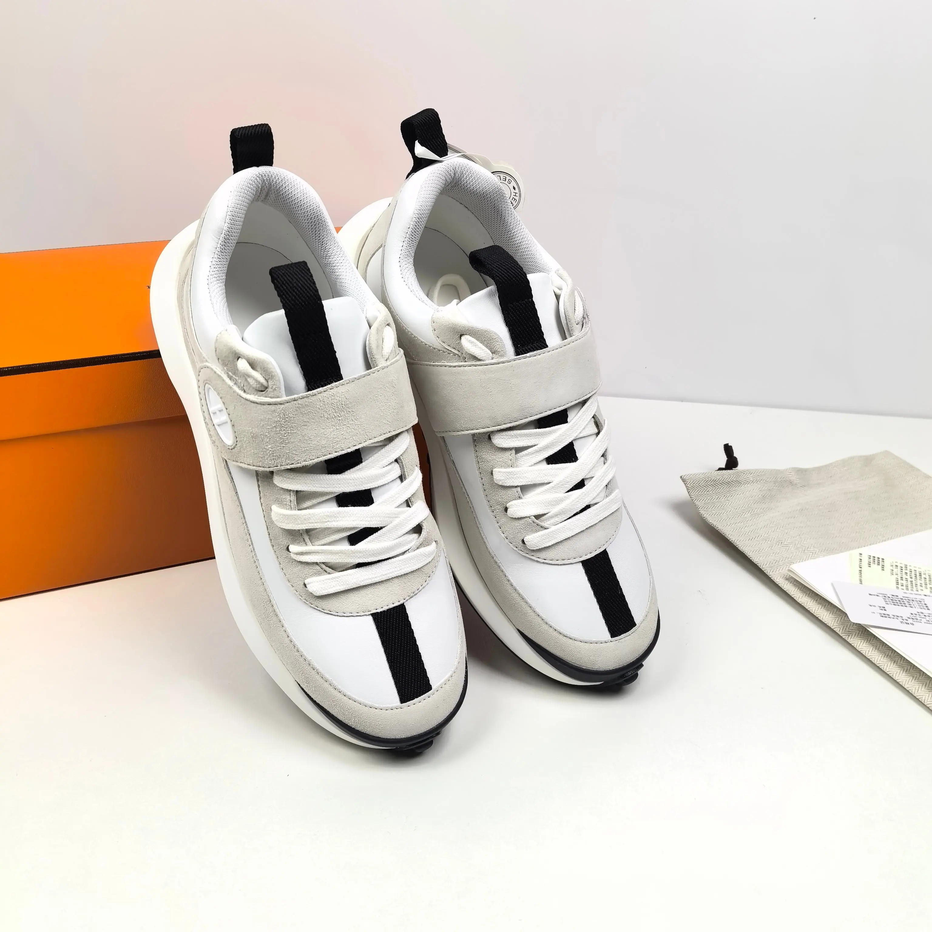 💰440❤现货❤正品开发❤顶级代购莞产高品质❤Hermes ||𝟐𝟎𝟐𝟓爱马家𝐤𝐡𝐞𝐚镂空系带德比鞋系带运动鞋,爱马仕代购品质~出入𝐙𝐆无压力, Herme*s Khea系带运动鞋独特黑白搭配+带条绑带设计~若隐若现小性感个性十足/超透气/超柔软光脚穿或搭配中筒袜 配长裙子 裤子 都巨洋气~巨高级~有型又有范~很有格调 区别市场通货~代购高品质绝对完全不一样 鞋面材料:进口牛皮+羊反绒 内里材料:进口耐黄加密网布 大底材料:IP+组合大底 码数:35 36 37 38 39 40码,原盒包装➕飞机盒!