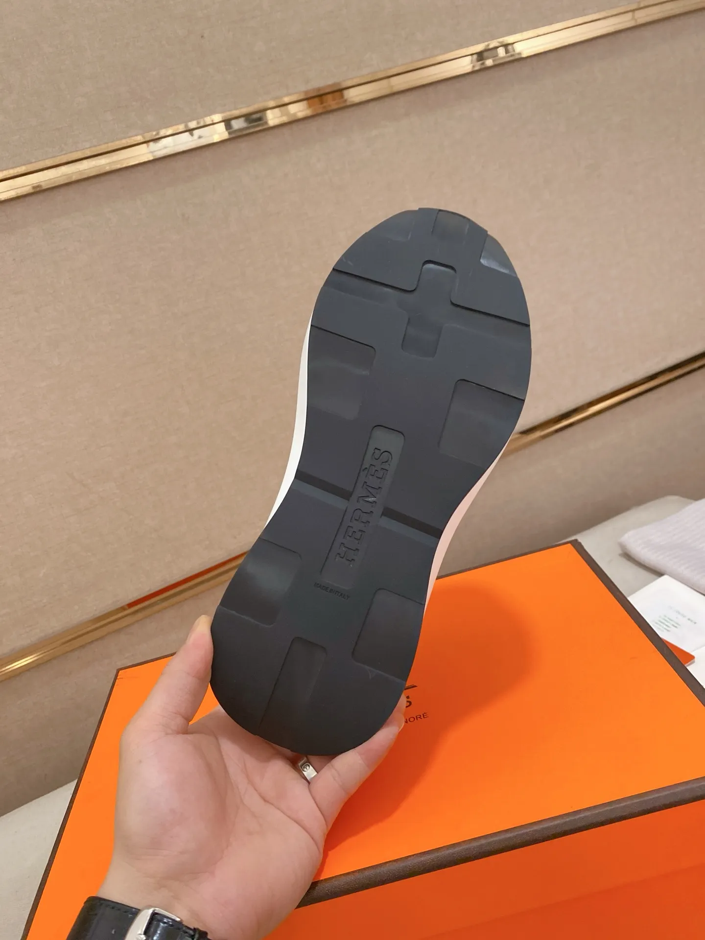 出厂价: 300💰《HERMES》【经典原单&bull;版本】爱马仕；顶级🔝代购🔍🔍男士最新🇺🇸专柜同步发售，意大利进口原版▲▲丝绸牛皮搭配透气布料▲▲（凸显高端&middot;贵气&middot;档次）做工考究（意大利🇮🇹进口水染🐂牛皮内里）鞋底：原厂特供原版底，⚠️独家双层活动&middot;TPR&middot;橡胶&middot;组合成型大底;超级&middot;舒适&middot;耐磨&middot;防滑&middot;环保 实物拍摄实物更漂亮（高品质&middot;跟单货）可随意进出专柜＊ 码数：38&middot;39&middot;40&middot;41&middot;42&middot;43&middot;44#（可订做45.)