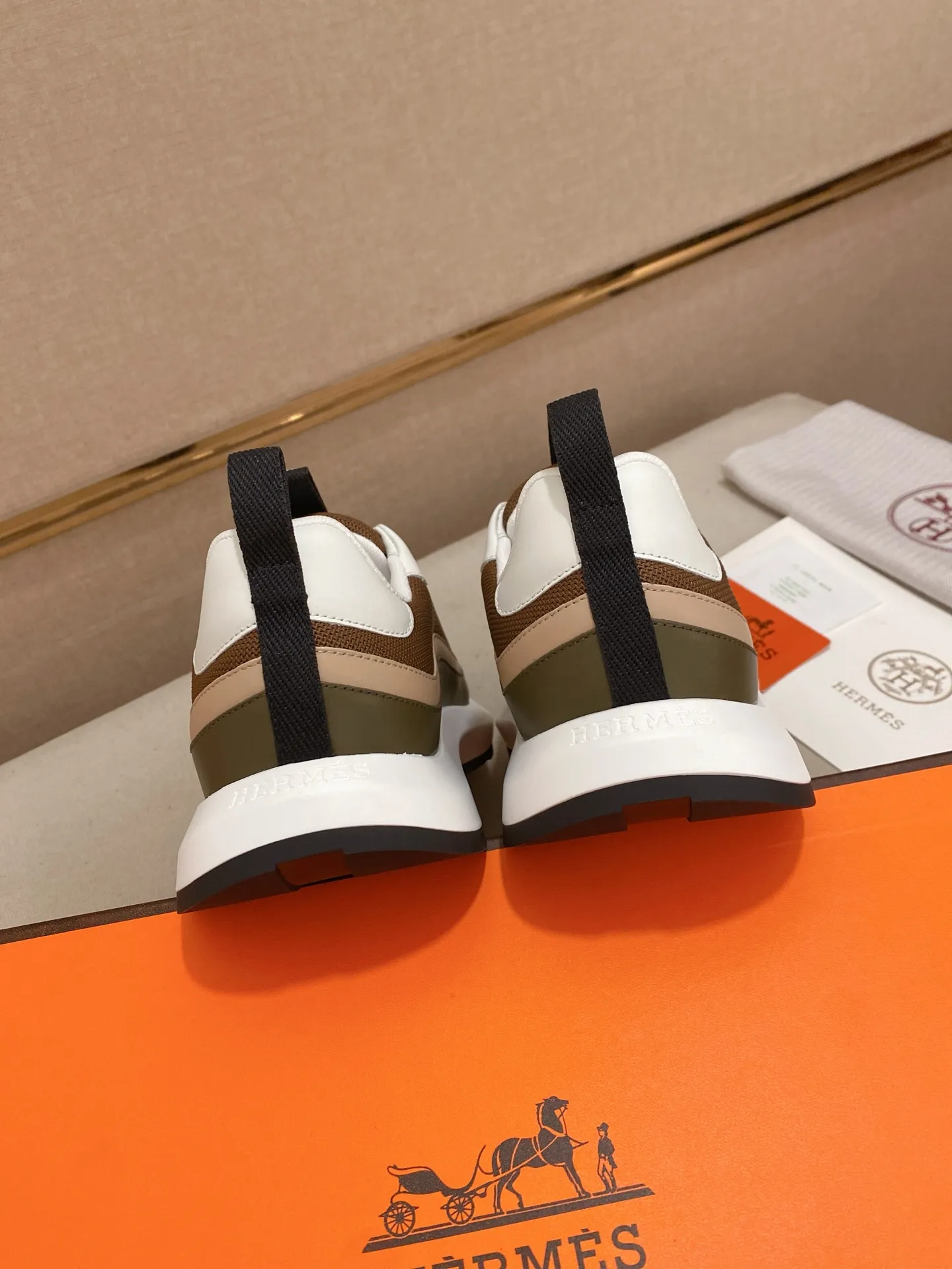 出厂价: 300💰《HERMES》【经典原单•版本】爱马仕;顶级🔝代购🔍🔍男士最新🇺🇸专柜同步发售,意大利进口原版▲▲丝绸牛皮搭配透气布料▲▲(凸显高端·贵气·档次)做工考究(意大利🇮🇹进口水染🐂牛皮内里)鞋底:原厂特供原版底,⚠️独家双层活动·TPR·橡胶·组合成型大底;超级·舒适·耐磨·防滑·环保 实物拍摄实物更漂亮(高品质·跟单货)可随意进出专柜* 码数:38·39·40·41·42·43·44#(可订做45.)