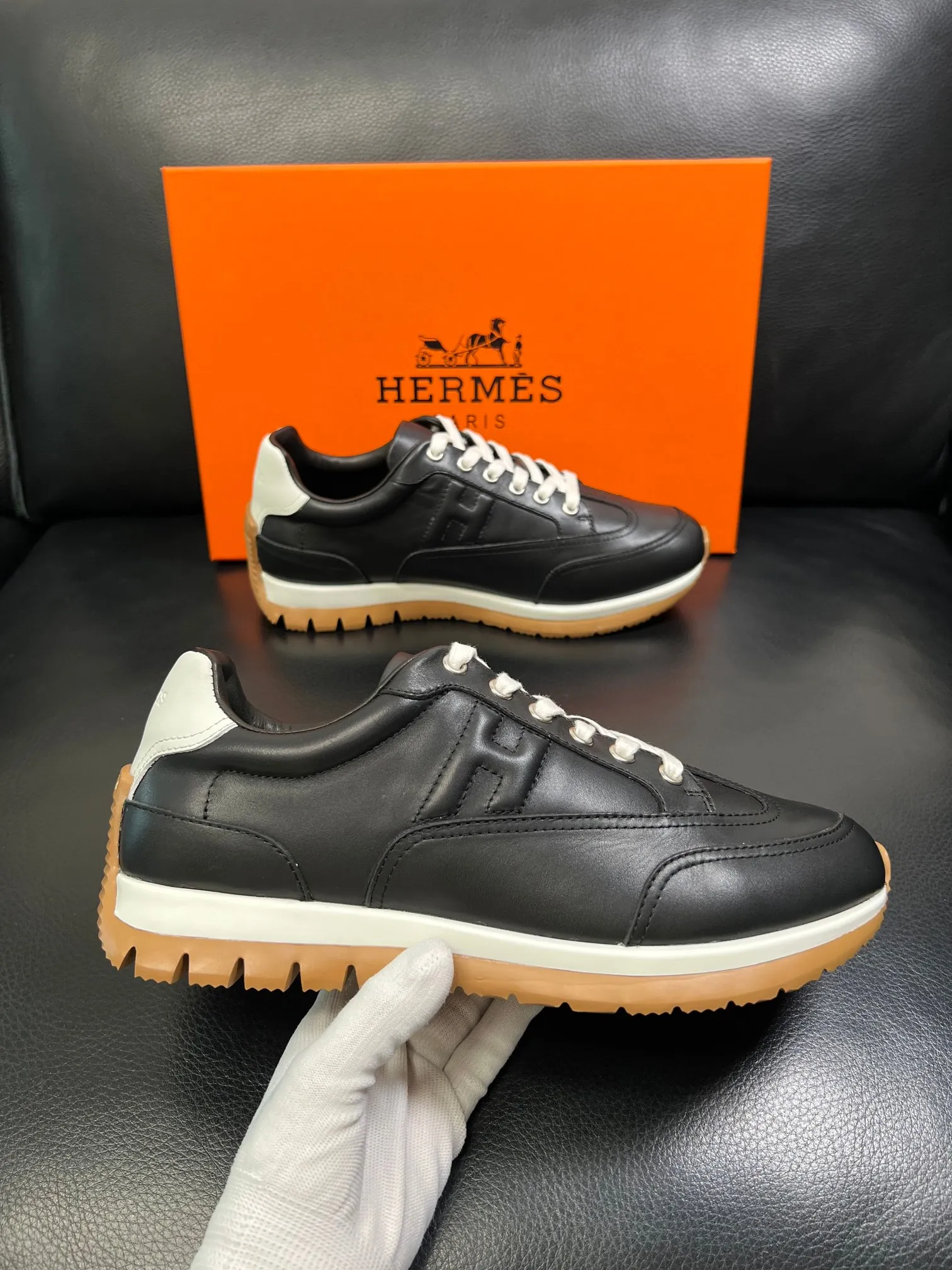 P210 Hermes 高品质 顶级工艺品 爱马仕 专柜同步发售原厂配置，意大利进口原版牛皮面料，高品质拼接工艺，全进口水染牛皮里垫，鞋底：原厂特供原版底超级舒适，原厂跟单货 欢迎对比，码数 38-44（ 订做 45 )