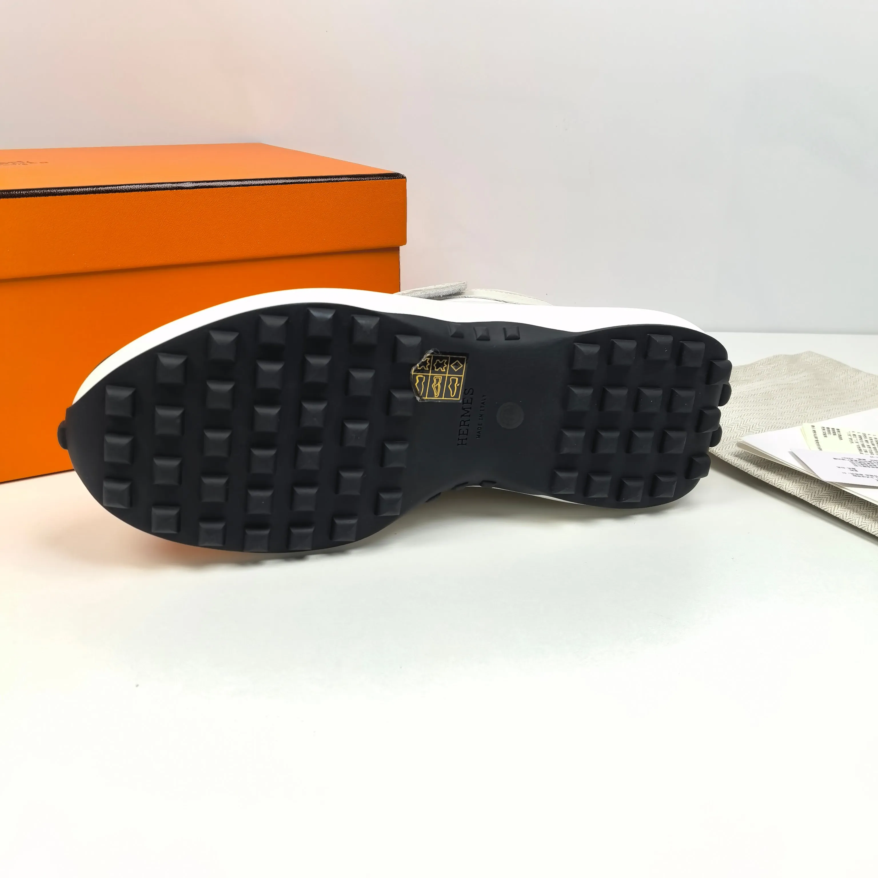 💰440❤现货❤正品开发❤顶级代购莞产高品质❤Hermes ||𝟐𝟎𝟐𝟓爱马家𝐤𝐡𝐞𝐚镂空系带德比鞋系带运动鞋，爱马仕代购品质～出入𝐙𝐆无压力， Herme*s Khea系带运动鞋独特黑白搭配+带条绑带设计～若隐若现小性感个性十足/超透气/超柔软光脚穿或搭配中筒袜 配长裙子 裤子 都巨洋气～巨高级～有型又有范～很有格调 区别市场通货～代购高品质绝对完全不一样 鞋面材料：进口牛皮+羊反绒 内里材料：进口耐黄加密网布 大底材料：IP+组合大底 码数：35 36 37 38 39 40码，原盒包装➕飞机盒！