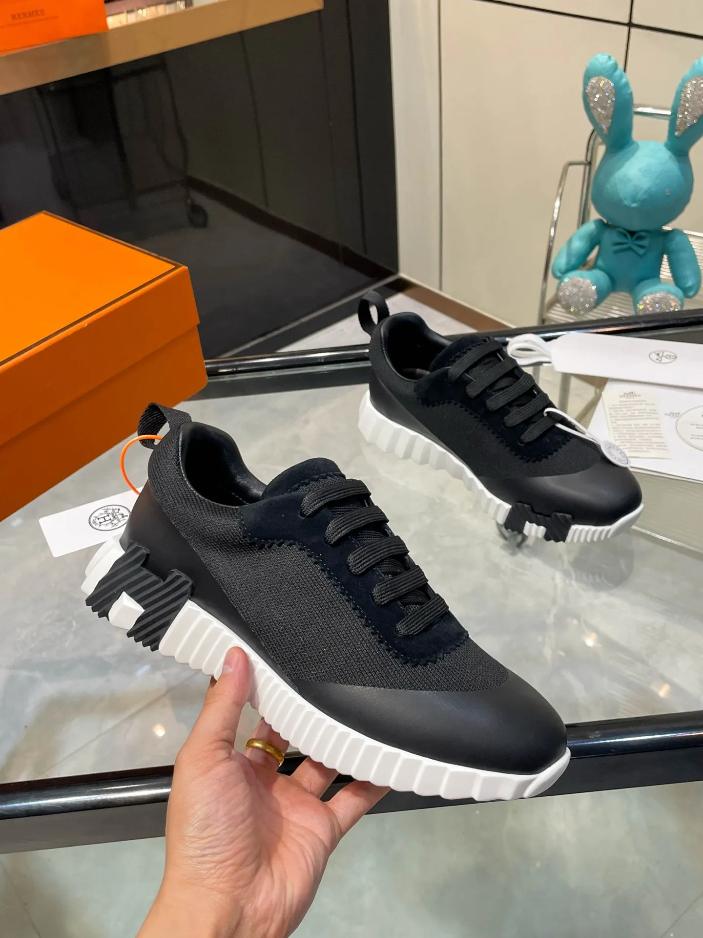 Hermes 270💰顶级版本爱马仕H家经典 休闲运动鞋,最高版本,鞋底上饰以夸张“H”字母,斜体设计和鲜艳色彩展现活力,延续品牌设计灵感! 非常漂亮的一款休闲鞋,大气而又不失可爱!经典的款型,独具魅力的增高鞋! 原版面料1:1,内里为原版透气进口羊皮里,垫脚进口羊皮,大底定制私模:T P U十P U抽真空一体成型,原版套楦工艺,原版包装盒📦配鞋履收纳袋,手提袋,鞋盒带蓝光防伪标识! 女码35.36.37.38.39.40.41.42 男码39.40.41.42.43.44.45.46