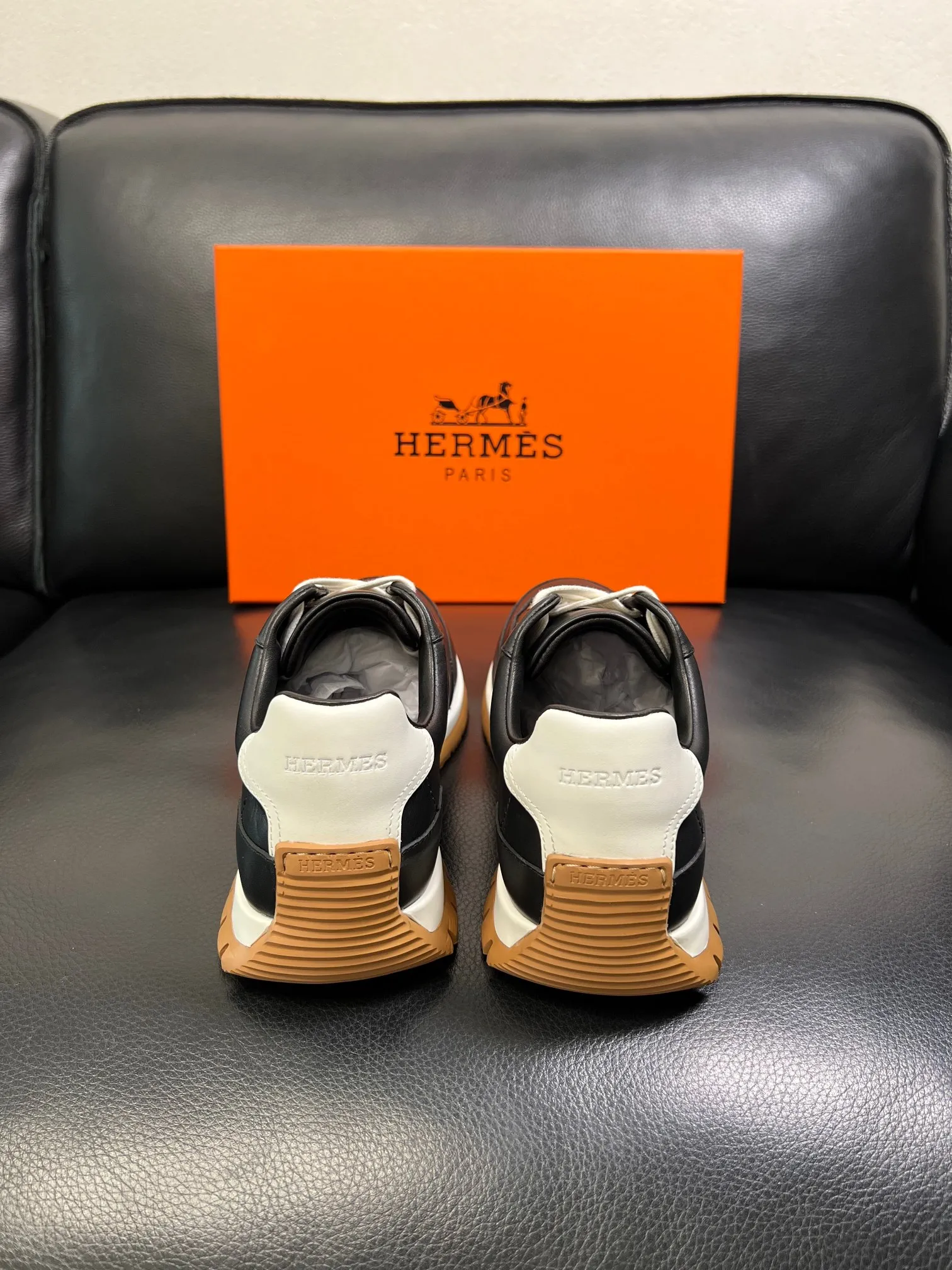 P210 Hermes 高品质 顶级工艺品 爱马仕 专柜同步发售原厂配置，意大利进口原版牛皮面料，高品质拼接工艺，全进口水染牛皮里垫，鞋底：原厂特供原版底超级舒适，原厂跟单货 欢迎对比，码数 38-44（ 订做 45 )