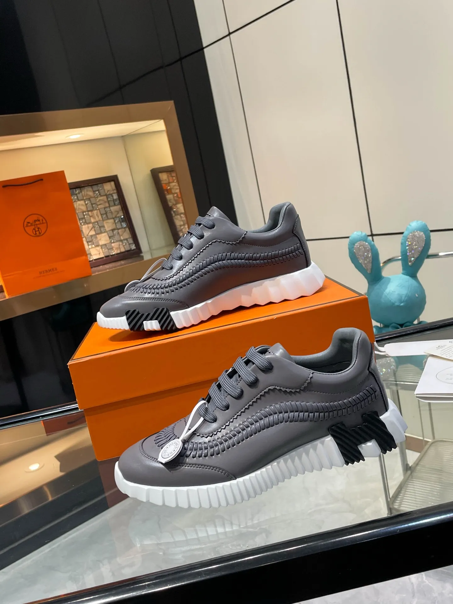 Hermes 310💰顶级版本爱马仕H家经典 休闲运动鞋,最高版本,鞋底上饰以夸张“H”字母,斜体设计和鲜艳色彩展现活力,延续品牌设计灵感! 非常漂亮的一款休闲鞋,大气而又不失可爱!经典的款型,独具魅力的增高鞋! 原版面料1:1,内里为原版透气进口羊皮里,垫脚进口羊皮,大底定制私模:T P U十P U抽真空一体成型,原版套楦工艺,原版包装盒📦配鞋履收纳袋,手提袋,鞋盒带蓝光防伪标识! 女码35.36.37.38.39.40.41.42 男码39.40.41.42.43.44.45.46