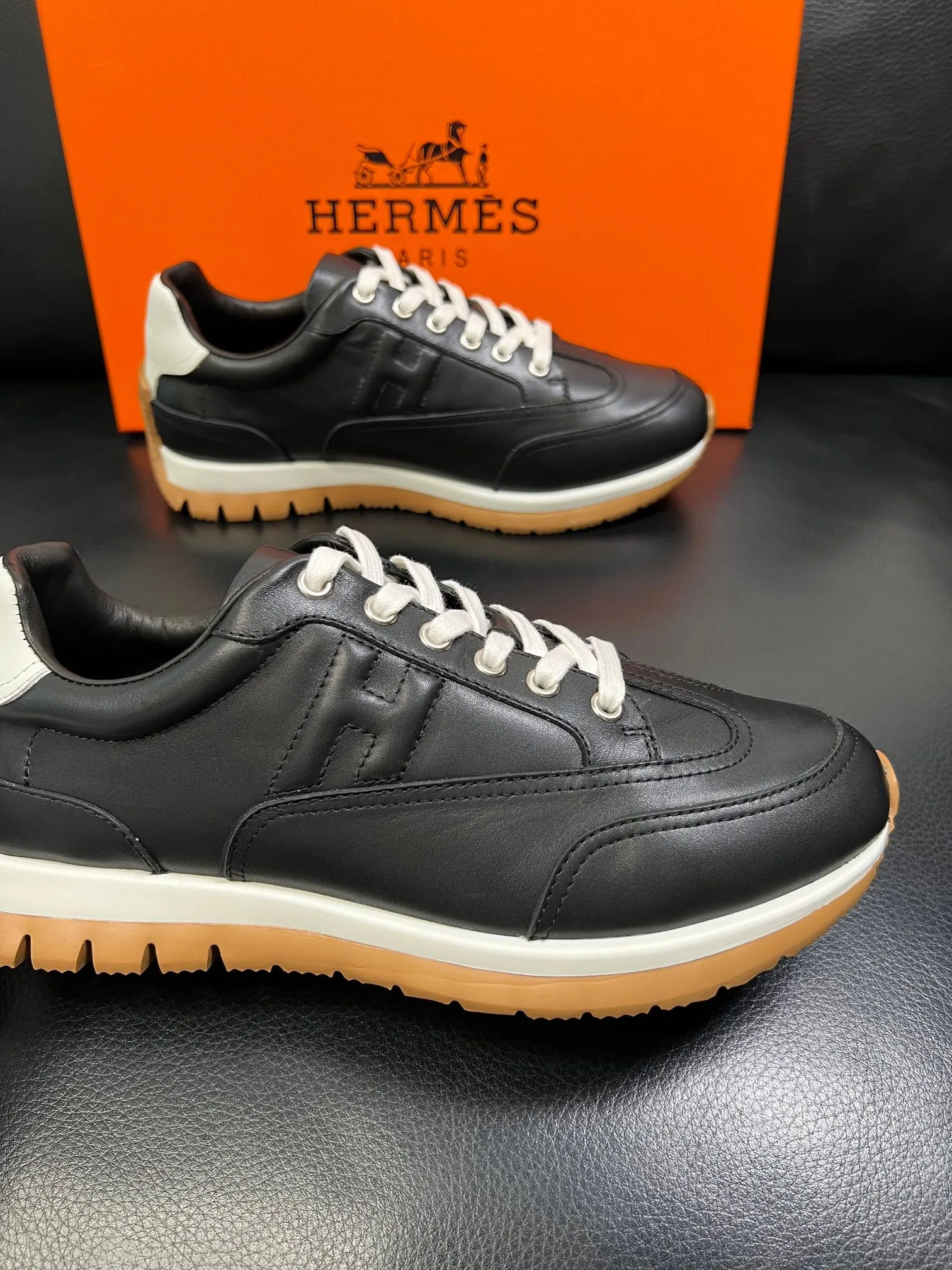 P210 Hermes 高品质 顶级工艺品 爱马仕 专柜同步发售原厂配置，意大利进口原版牛皮面料，高品质拼接工艺，全进口水染牛皮里垫，鞋底：原厂特供原版底超级舒适，原厂跟单货 欢迎对比，码数 38-44（ 订做 45 )