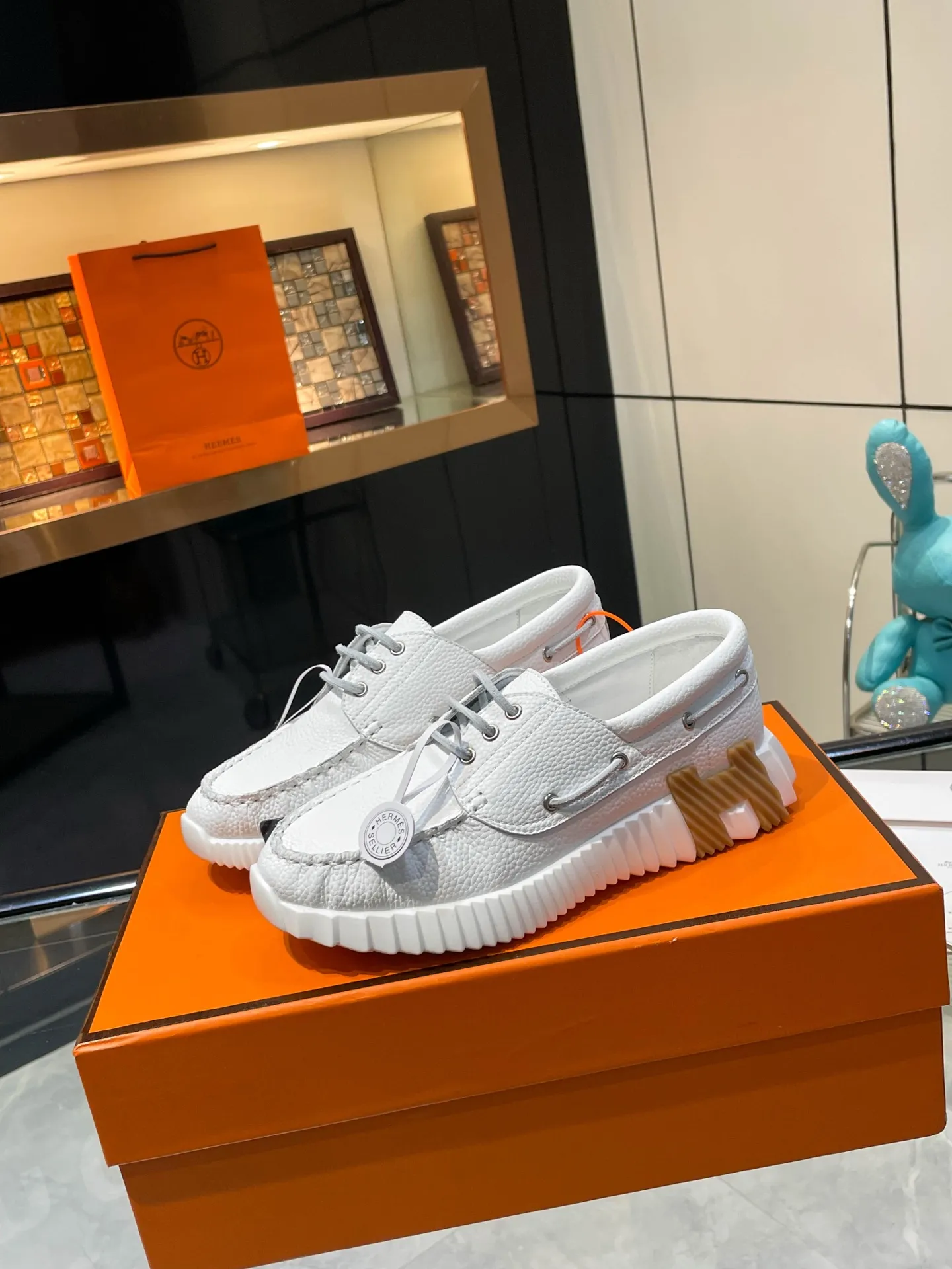 Hermes 280💰顶级版本爱马仕H家经典 休闲运动鞋，最高版本，鞋底上饰以夸张&ldquo;H&rdquo;字母，斜体设计和鲜艳色彩展现活力，延续品牌设计灵感！ 非常漂亮的一款休闲鞋，大气而又不失可爱！经典的款型，独具魅力的增高鞋！ 原版面料1:1，内里为原版透气进口羊皮里，垫脚进口羊皮，大底定制私模：T P U十P U抽真空一体成型，原版套楦工艺，原版包装盒📦配鞋履收纳袋，手提袋，鞋盒带蓝光防伪标识！ 女码35.36.37.38.39.40.41.42 男码39.40.41.42.43.44.45.46