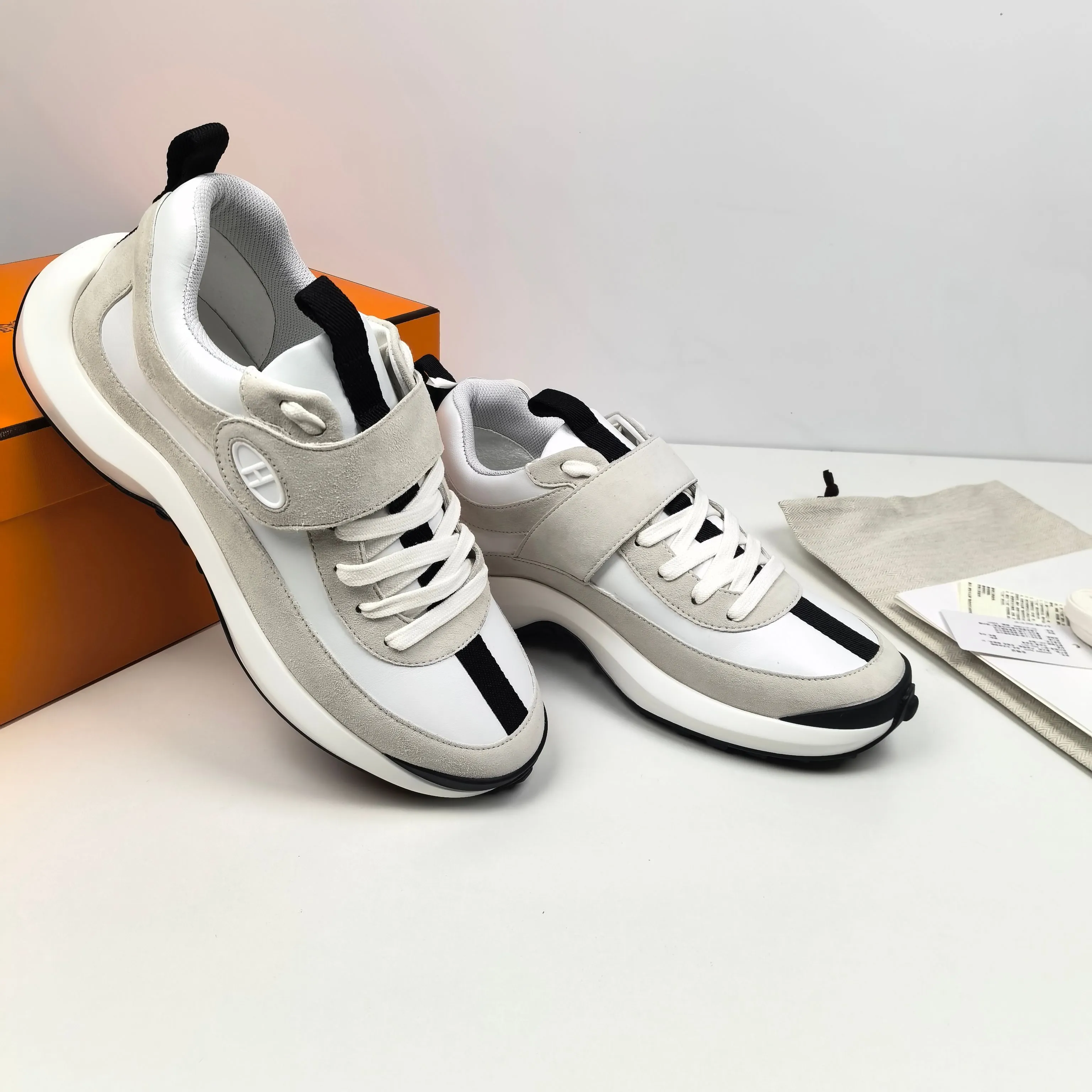 💰440❤现货❤正品开发❤顶级代购莞产高品质❤Hermes ||𝟐𝟎𝟐𝟓爱马家𝐤𝐡𝐞𝐚镂空系带德比鞋系带运动鞋，爱马仕代购品质～出入𝐙𝐆无压力， Herme*s Khea系带运动鞋独特黑白搭配+带条绑带设计～若隐若现小性感个性十足/超透气/超柔软光脚穿或搭配中筒袜 配长裙子 裤子 都巨洋气～巨高级～有型又有范～很有格调 区别市场通货～代购高品质绝对完全不一样 鞋面材料：进口牛皮+羊反绒 内里材料：进口耐黄加密网布 大底材料：IP+组合大底 码数：35 36 37 38 39 40码，原盒包装➕飞机盒！