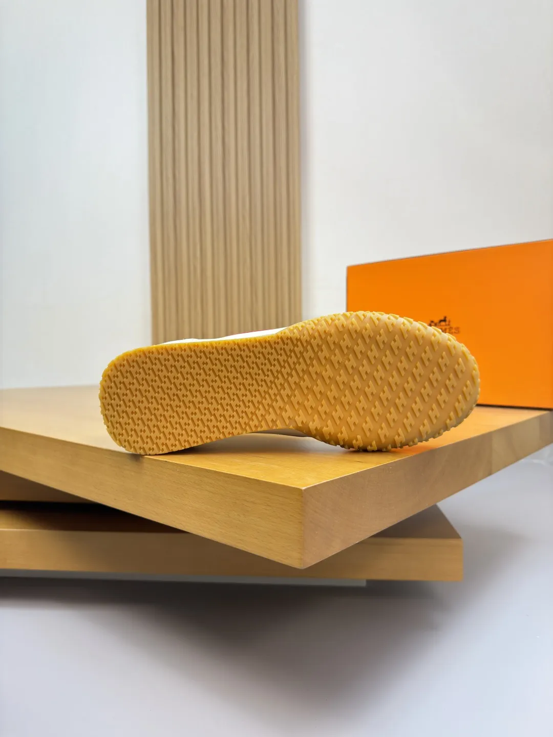 【 HERMES】爱马仕 P350💰 -高端品质 原单·休闲运动鞋 -鞋面:🔝反绒羊京皮、纳帕小牛皮、鞋身车缝品牌’H’图腾、鞋舌.车缝品牌logo布标、后跟.品牌织带 -内里:水染牛皮 -大底:超轻TPU发泡·橡胶:组合成型双色大底 -超高品控·做工精细:凸显(高端·贵气·档次) -Size :39-44(38,45,46,47,可订做)·H0183