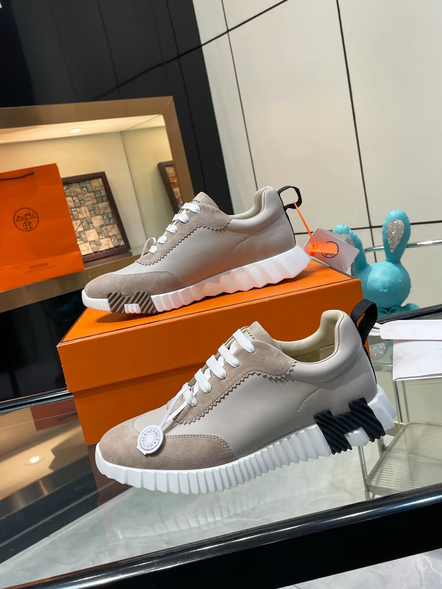 Hermes 280💰顶级版本爱马仕H家经典 休闲运动鞋,最高版本,鞋底上饰以夸张“H”字母,斜体设计和鲜艳色彩展现活力,延续品牌设计灵感! 非常漂亮的一款休闲鞋,大气而又不失可爱!经典的款型,独具魅力的增高鞋! 原版面料1:1,内里为原版透气进口羊皮里,垫脚进口羊皮,大底定制私模:T P U十P U抽真空一体成型,原版套楦工艺,原版包装盒📦配鞋履收纳袋,手提袋,鞋盒带蓝光防伪标识! 女码35.36.37.38.39.40.41.42 男码39.40.41.42.43.44.45.46