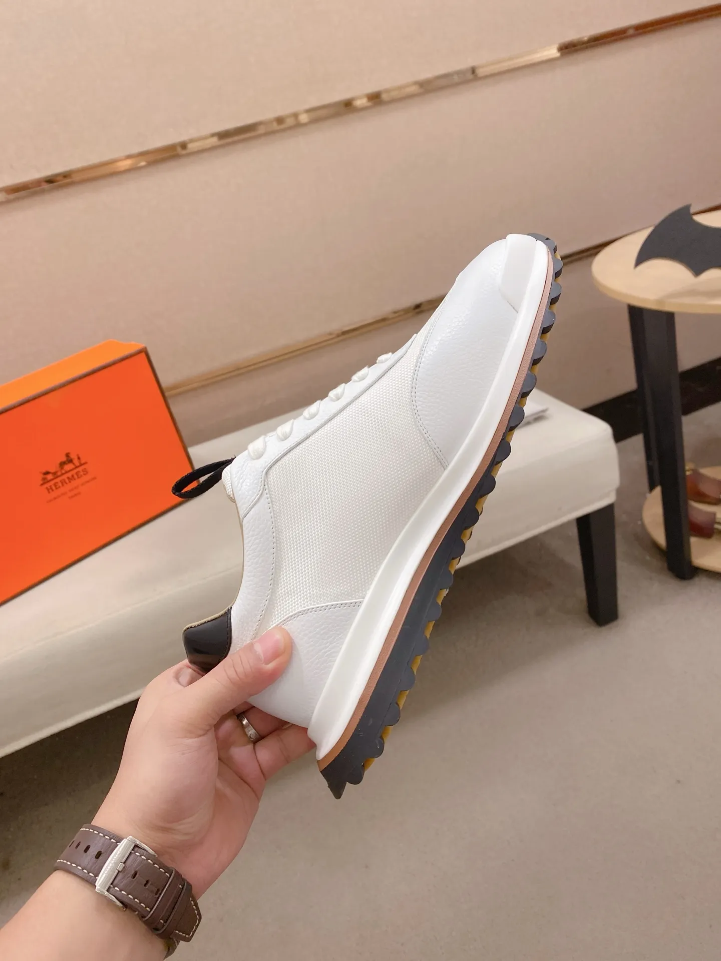 工厂价: 310💰HERMES/爱马仕 Leader运动鞋! 多色拼接高科技斜纹、小牛皮和麂皮山羊皮运动鞋。轻盈几何鞋底,打造时尚都市造型。 产品详情: 白色和橙色橡胶鞋底 黑色橡胶鞋底,橙色橡胶嵌饰浅自然色皮革嵌饰白色橡胶鞋头 米色羊羔皮内底和内衬 棉质饰带,橡胶字样 鞋底高度:4cm 尺码:38-39-40-41-42-43-44(45.46订做)