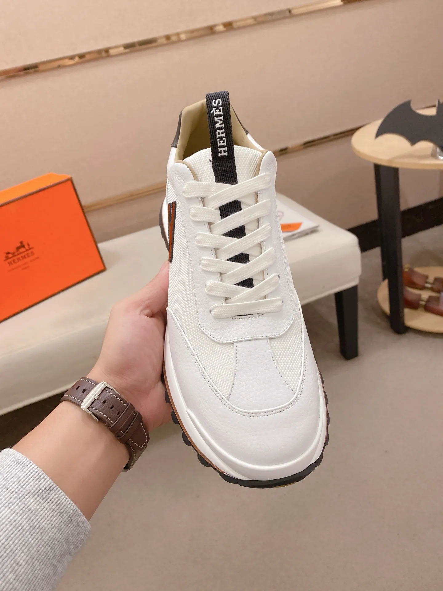 工厂价: 310💰HERMES/爱马仕 Leader运动鞋! 多色拼接高科技斜纹、小牛皮和麂皮山羊皮运动鞋。轻盈几何鞋底,打造时尚都市造型。 产品详情: 白色和橙色橡胶鞋底 黑色橡胶鞋底,橙色橡胶嵌饰浅自然色皮革嵌饰白色橡胶鞋头 米色羊羔皮内底和内衬 棉质饰带,橡胶字样 鞋底高度:4cm 尺码:38-39-40-41-42-43-44(45.46订做)