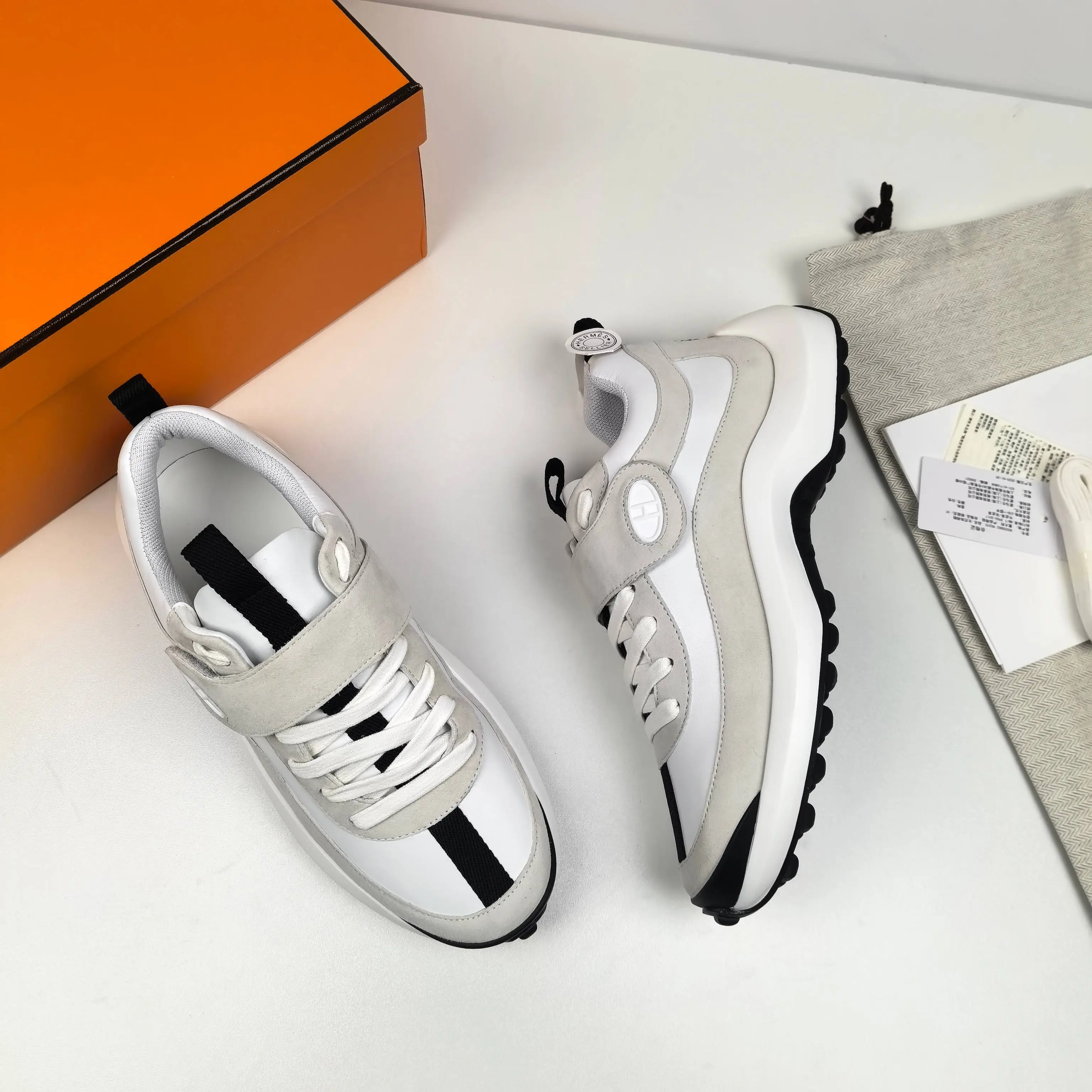 💰440❤现货❤正品开发❤顶级代购莞产高品质❤Hermes ||𝟐𝟎𝟐𝟓爱马家𝐤𝐡𝐞𝐚镂空系带德比鞋系带运动鞋,爱马仕代购品质~出入𝐙𝐆无压力, Herme*s Khea系带运动鞋独特黑白搭配+带条绑带设计~若隐若现小性感个性十足/超透气/超柔软光脚穿或搭配中筒袜 配长裙子 裤子 都巨洋气~巨高级~有型又有范~很有格调 区别市场通货~代购高品质绝对完全不一样 鞋面材料:进口牛皮+羊反绒 内里材料:进口耐黄加密网布 大底材料:IP+组合大底 码数:35 36 37 38 39 40码,原盒包装➕飞机盒!