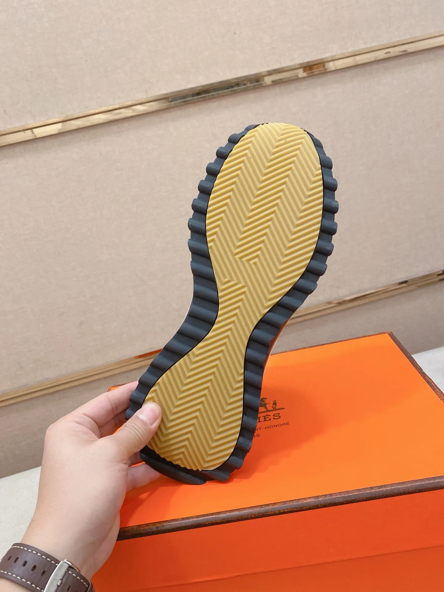 工厂价: 310💰HERMES/爱马仕 Leader运动鞋！ 多色拼接高科技斜纹、小牛皮和麂皮山羊皮运动鞋。轻盈几何鞋底，打造时尚都市造型。 产品详情： 白色和橙色橡胶鞋底 黑色橡胶鞋底，橙色橡胶嵌饰浅自然色皮革嵌饰白色橡胶鞋头 米色羊羔皮内底和内衬 棉质饰带，橡胶字样 鞋底高度:4cm 尺码：38-39-40-41-42-43-44（45.46订做）