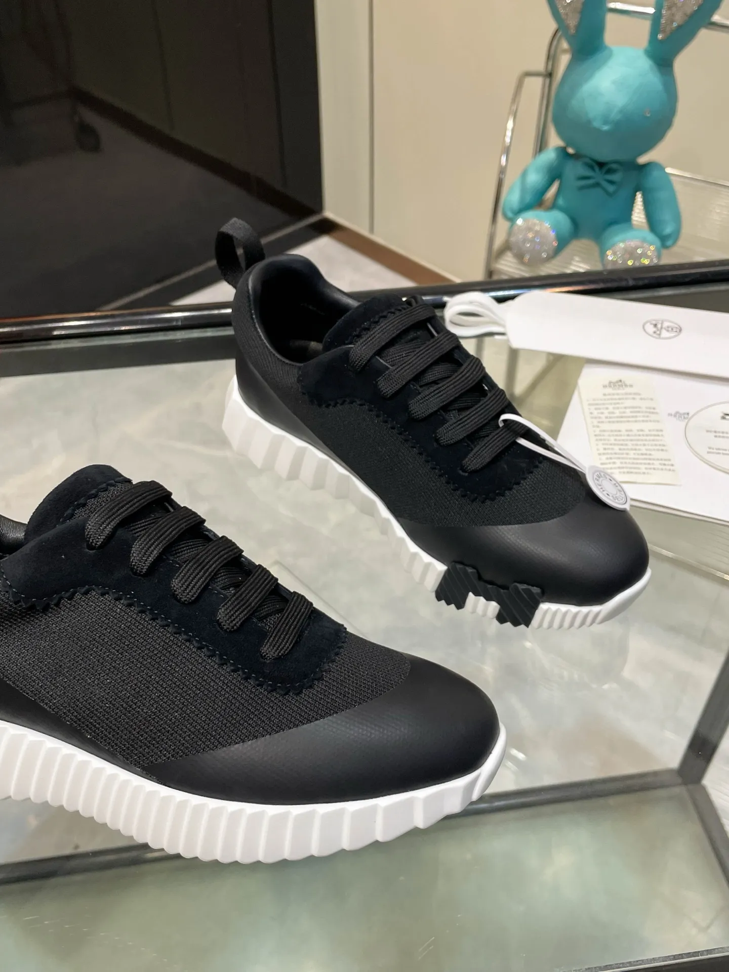 Hermes 270💰顶级版本爱马仕H家经典 休闲运动鞋,最高版本,鞋底上饰以夸张“H”字母,斜体设计和鲜艳色彩展现活力,延续品牌设计灵感! 非常漂亮的一款休闲鞋,大气而又不失可爱!经典的款型,独具魅力的增高鞋! 原版面料1:1,内里为原版透气进口羊皮里,垫脚进口羊皮,大底定制私模:T P U十P U抽真空一体成型,原版套楦工艺,原版包装盒📦配鞋履收纳袋,手提袋,鞋盒带蓝光防伪标识! 女码35.36.37.38.39.40.41.42 男码39.40.41.42.43.44.45.46