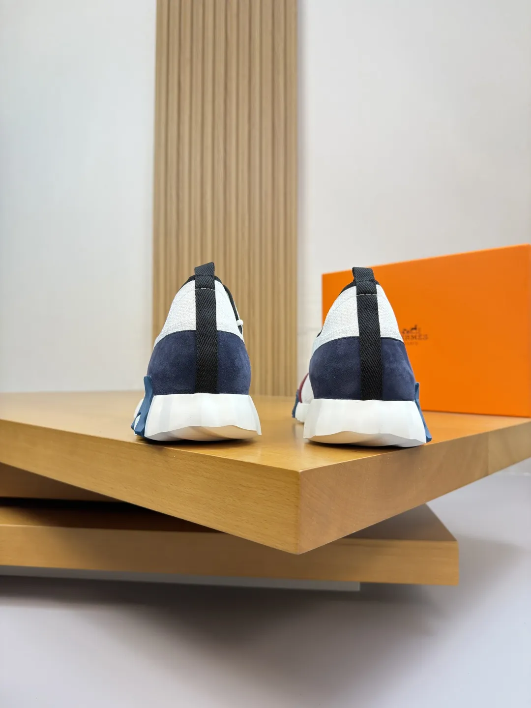 【 HERMES】爱马仕 P330💰 -高端品质 原单&middot;休闲运动鞋 -鞋面：🔝反绒小牛皮、品牌飞织（针织）布匹、鞋舌.后跟.品牌织带 -内里：垫脚；水染牛皮 -大底：超轻TPU发泡&middot;橡胶：组合成型双色大底 -超高品控&middot;做工精细：凸显(高端&middot;贵气&middot;档次) -Size ：38-44（45，46，47，可订做)&middot;H0183