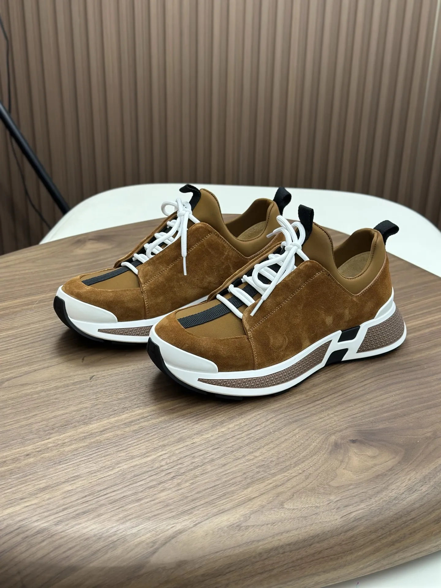 💰380 H爱马仕Bouncing运动鞋,男士休闲运动鞋,鞋面进口小牛皮拼接头层磨砂牛皮打造,进口材质,质感十足,轻盈鞋底装饰撞色图案,打造百搭时尚风格。 Size:39-44(38 45 46.定做)