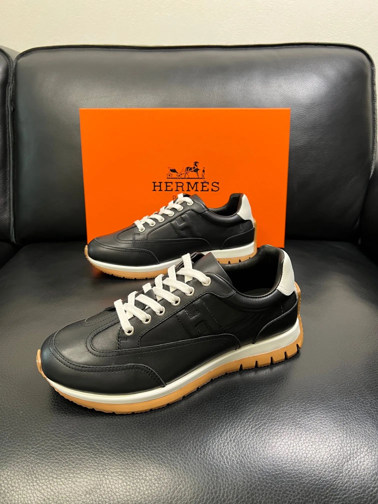 P210 Hermes 高品质 顶级工艺品 爱马仕 专柜同步发售原厂配置,意大利进口原版牛皮面料,高品质拼接工艺,全进口水染牛皮里垫,鞋底:原厂特供原版底超级舒适,原厂跟单货 欢迎对比,码数 38-44( 订做 45 )