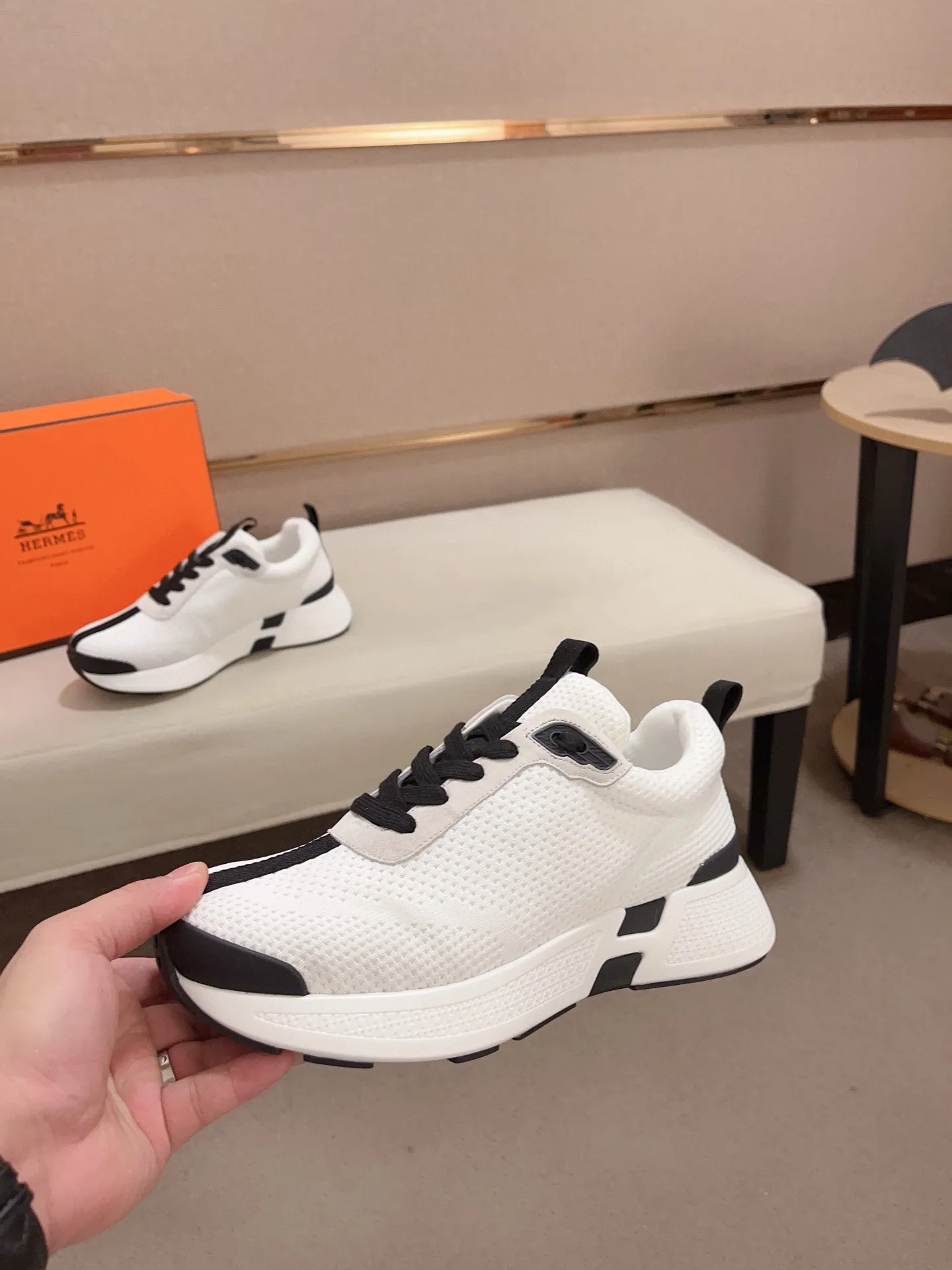 工厂价: 270💰《HERMES》【经典原单&bull;版本】爱马仕；顶级🔝代购🔍🔍男士最新🇺🇸专柜同步发售，意大利进口原版▲▲丝绸牛皮搭配透气布料▲▲（凸显高端&middot;贵气&middot;档次）做工考究（意大利🇮🇹进口水染🐂牛皮内里）鞋底：原厂特供原版底，⚠️独家双层活动&middot;TPR&middot;橡胶&middot;组合成型大底;超级&middot;舒适&middot;耐磨&middot;防滑&middot;环保 实物拍摄实物更漂亮（高品质&middot;跟单货）可随意进出专柜＊ 码数：38&middot;39&middot;40&middot;41&middot;42&middot;43&middot;44#（可订做45.)