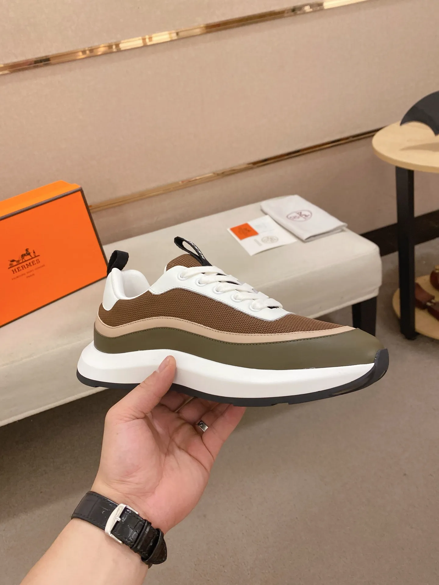 出厂价: 300💰《HERMES》【经典原单&bull;版本】爱马仕；顶级🔝代购🔍🔍男士最新🇺🇸专柜同步发售，意大利进口原版▲▲丝绸牛皮搭配透气布料▲▲（凸显高端&middot;贵气&middot;档次）做工考究（意大利🇮🇹进口水染🐂牛皮内里）鞋底：原厂特供原版底，⚠️独家双层活动&middot;TPR&middot;橡胶&middot;组合成型大底;超级&middot;舒适&middot;耐磨&middot;防滑&middot;环保 实物拍摄实物更漂亮（高品质&middot;跟单货）可随意进出专柜＊ 码数：38&middot;39&middot;40&middot;41&middot;42&middot;43&middot;44#（可订做45.)