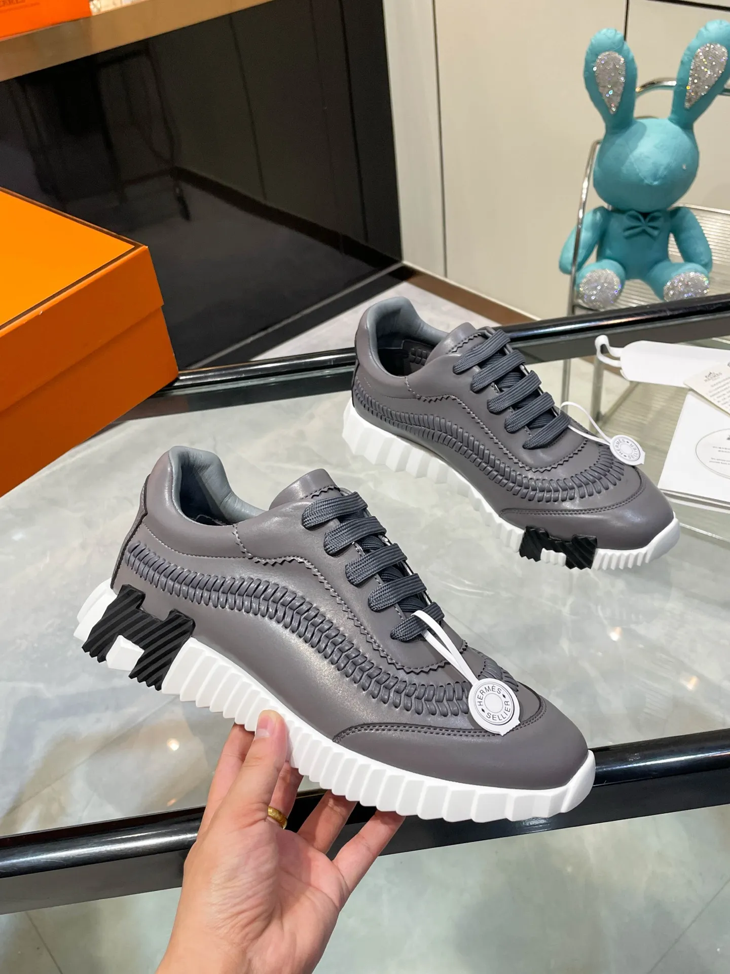 Hermes 310💰顶级版本爱马仕H家经典 休闲运动鞋,最高版本,鞋底上饰以夸张“H”字母,斜体设计和鲜艳色彩展现活力,延续品牌设计灵感! 非常漂亮的一款休闲鞋,大气而又不失可爱!经典的款型,独具魅力的增高鞋! 原版面料1:1,内里为原版透气进口羊皮里,垫脚进口羊皮,大底定制私模:T P U十P U抽真空一体成型,原版套楦工艺,原版包装盒📦配鞋履收纳袋,手提袋,鞋盒带蓝光防伪标识! 女码35.36.37.38.39.40.41.42 男码39.40.41.42.43.44.45.46