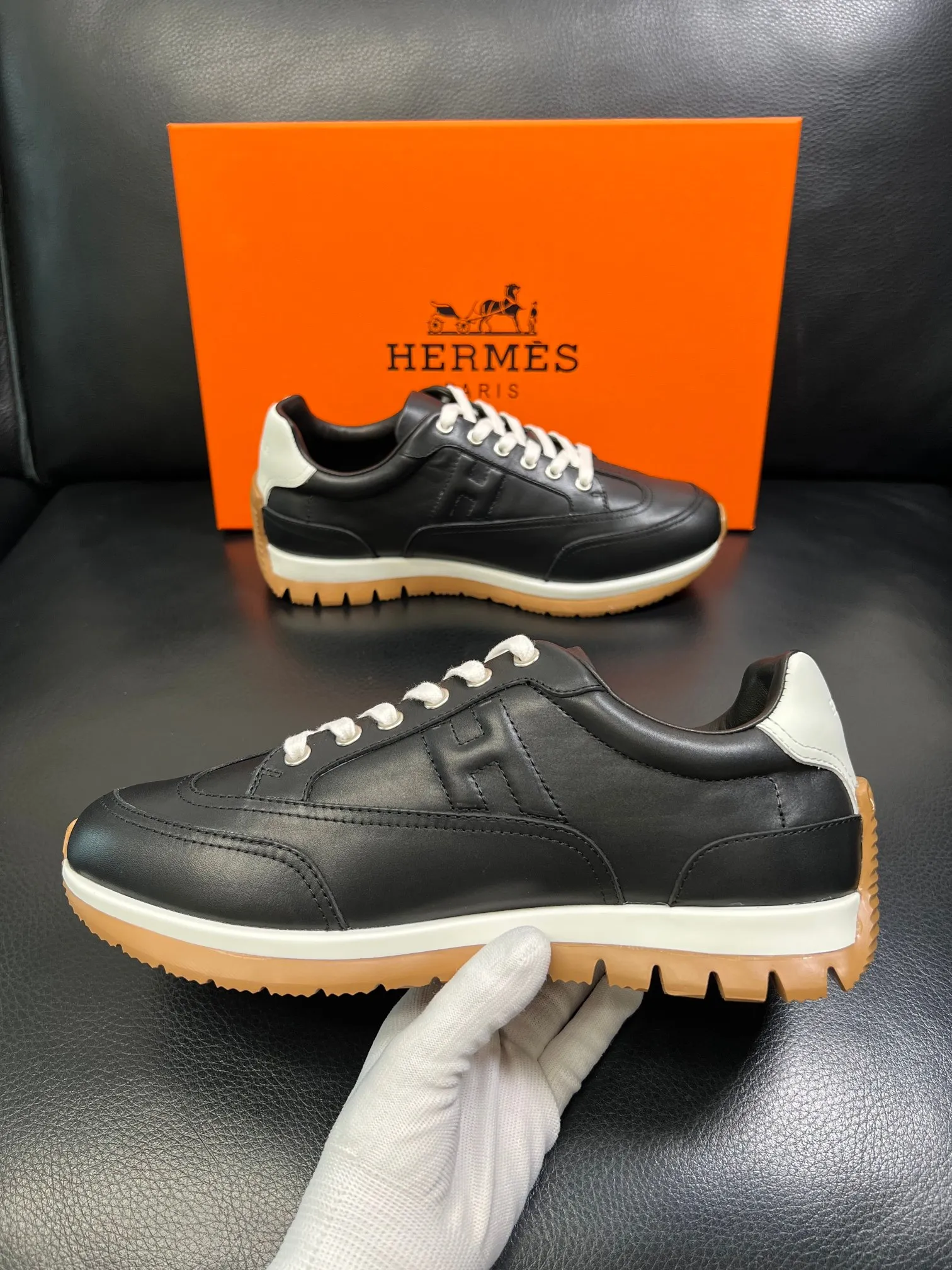 P210 Hermes 高品质 顶级工艺品 爱马仕 专柜同步发售原厂配置，意大利进口原版牛皮面料，高品质拼接工艺，全进口水染牛皮里垫，鞋底：原厂特供原版底超级舒适，原厂跟单货 欢迎对比，码数 38-44（ 订做 45 )