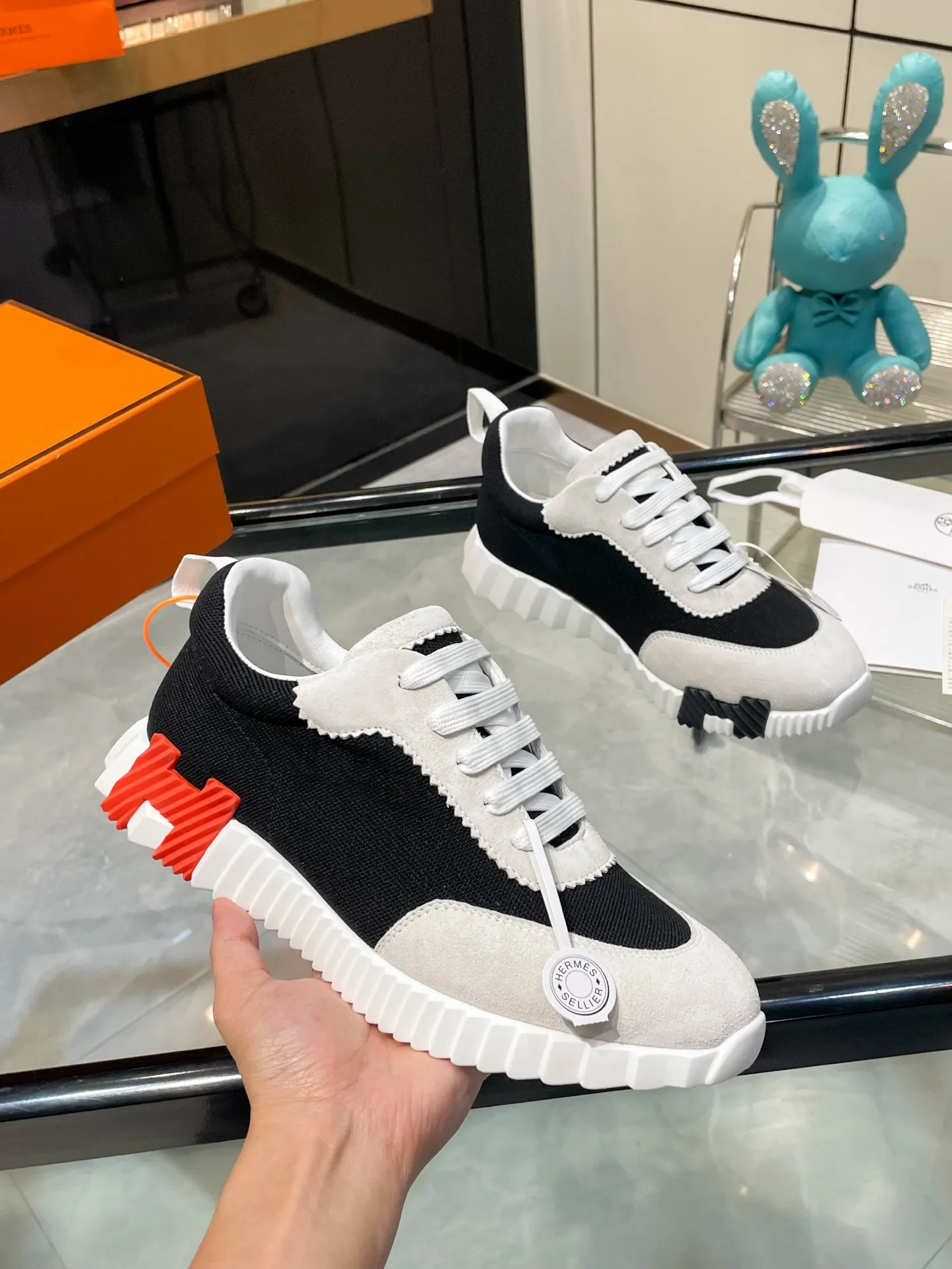 Hermes 270💰顶级版本爱马仕H家经典 休闲运动鞋，最高版本，鞋底上饰以夸张&ldquo;H&rdquo;字母，斜体设计和鲜艳色彩展现活力，延续品牌设计灵感！ 非常漂亮的一款休闲鞋，大气而又不失可爱！经典的款型，独具魅力的增高鞋！ 原版面料1:1，内里为原版透气进口羊皮里，垫脚进口羊皮，大底定制私模：T P U十P U抽真空一体成型，原版套楦工艺，原版包装盒📦配鞋履收纳袋，手提袋，鞋盒带蓝光防伪标识！ 女码35.36.37.38.39.40.41.42 男码39.40.41.42.43.44.45.46