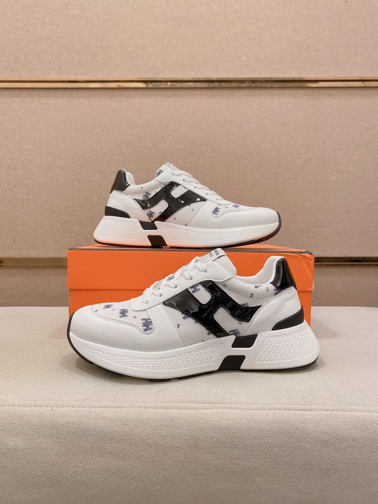 工厂价: 270💰《HERMES》【经典原单&bull;版本】爱马仕；顶级🔝代购🔍🔍男士最新🇺🇸专柜同步发售，意大利进口原版▲▲牛皮▲▲（凸显高端&middot;贵气&middot;档次）做工考究（意大利🇮🇹进口水染🐂牛皮内里）鞋底：原厂特供原版底，⚠️独家双层活动&middot;TPR&middot;橡胶&middot;组合成型大底;超级&middot;舒适&middot;耐磨&middot;防滑&middot;环保 实物拍摄实物更漂亮（高品质&middot;跟单货）可随意进出专柜＊ 码数：39-45（可定做38.46不退换）