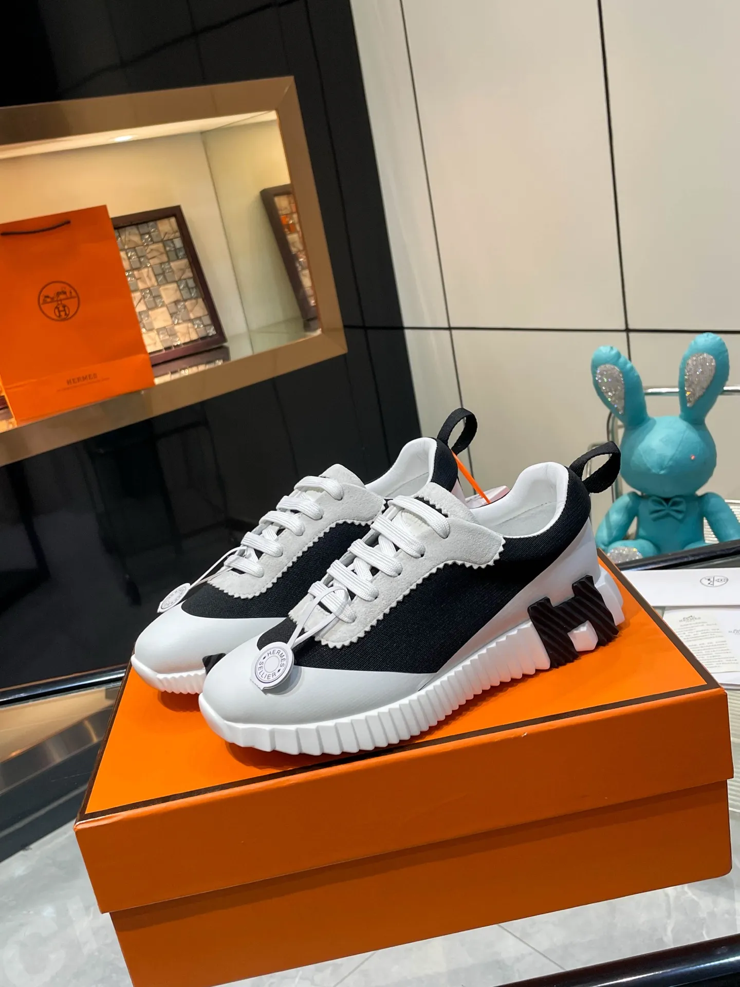 Hermes 270💰顶级版本爱马仕H家经典 休闲运动鞋，最高版本，鞋底上饰以夸张&ldquo;H&rdquo;字母，斜体设计和鲜艳色彩展现活力，延续品牌设计灵感！ 非常漂亮的一款休闲鞋，大气而又不失可爱！经典的款型，独具魅力的增高鞋！ 原版面料1:1，内里为原版透气进口羊皮里，垫脚进口羊皮，大底定制私模：T P U十P U抽真空一体成型，原版套楦工艺，原版包装盒📦配鞋履收纳袋，手提袋，鞋盒带蓝光防伪标识！ 女码35.36.37.38.39.40.41.42 男码39.40.41.42.43.44.45.46