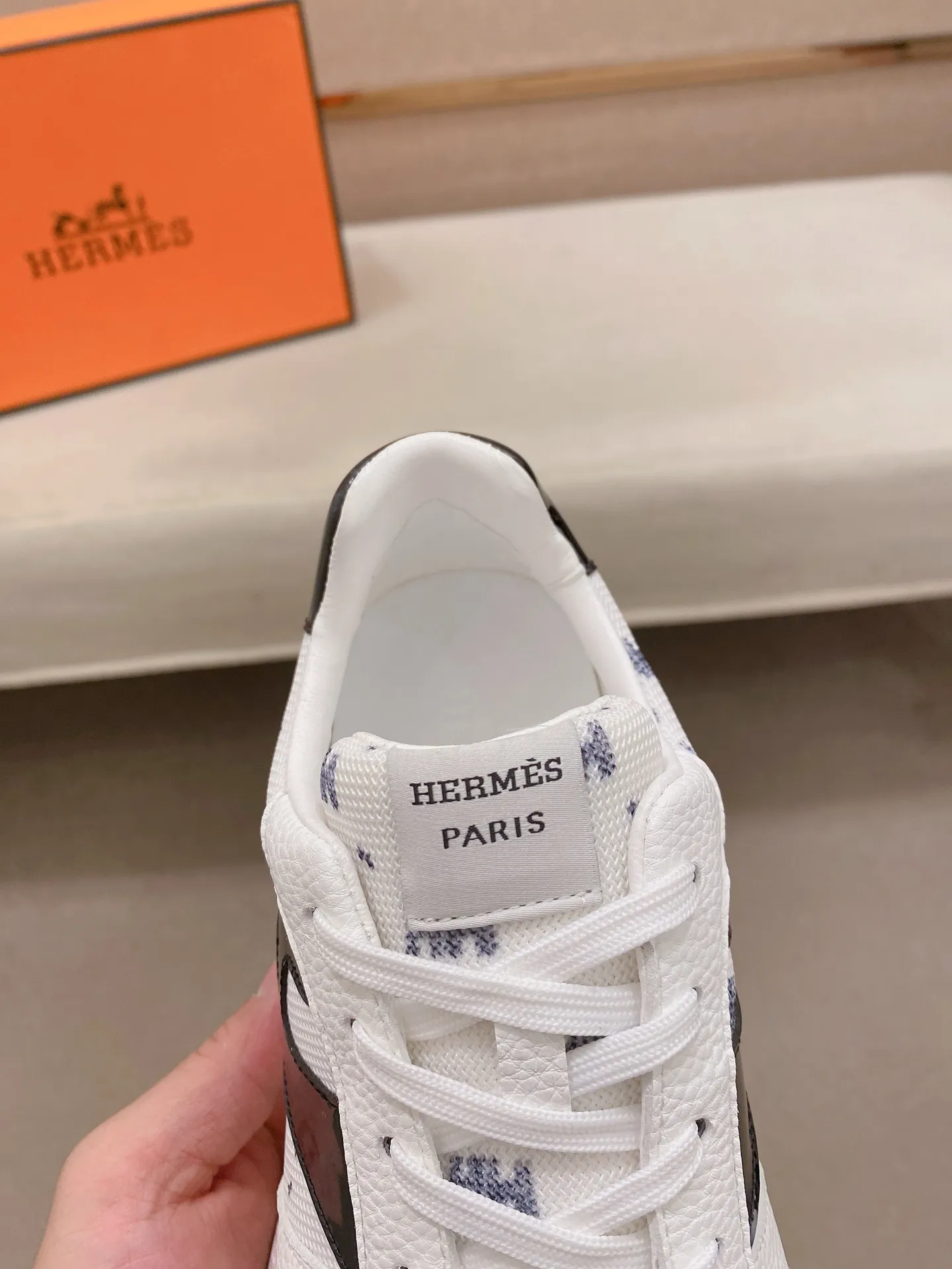 工厂价: 270💰《HERMES》【经典原单&bull;版本】爱马仕；顶级🔝代购🔍🔍男士最新🇺🇸专柜同步发售，意大利进口原版▲▲牛皮▲▲（凸显高端&middot;贵气&middot;档次）做工考究（意大利🇮🇹进口水染🐂牛皮内里）鞋底：原厂特供原版底，⚠️独家双层活动&middot;TPR&middot;橡胶&middot;组合成型大底;超级&middot;舒适&middot;耐磨&middot;防滑&middot;环保 实物拍摄实物更漂亮（高品质&middot;跟单货）可随意进出专柜＊ 码数：39-45（可定做38.46不退换）