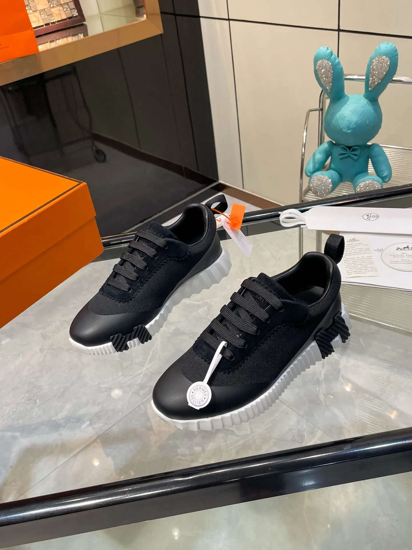 Hermes 270💰顶级版本爱马仕H家经典 休闲运动鞋，最高版本，鞋底上饰以夸张&ldquo;H&rdquo;字母，斜体设计和鲜艳色彩展现活力，延续品牌设计灵感！ 非常漂亮的一款休闲鞋，大气而又不失可爱！经典的款型，独具魅力的增高鞋！ 原版面料1:1，内里为原版透气进口羊皮里，垫脚进口羊皮，大底定制私模：T P U十P U抽真空一体成型，原版套楦工艺，原版包装盒📦配鞋履收纳袋，手提袋，鞋盒带蓝光防伪标识！ 女码35.36.37.38.39.40.41.42 男码39.40.41.42.43.44.45.46