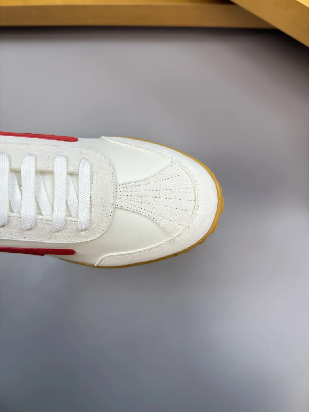 【 HERMES】爱马仕 P350💰 -高端品质 原单&middot;休闲运动鞋 -鞋面：🔝反绒羊京皮、纳帕小牛皮、鞋身车缝品牌&rsquo;H&rsquo;图腾、鞋舌.车缝品牌logo布标、后跟.品牌织带 -内里：水染牛皮 -大底：超轻TPU发泡&middot;橡胶：组合成型双色大底 -超高品控&middot;做工精细：凸显(高端&middot;贵气&middot;档次) -Size ：39-44（38，45，46，47，可订做)&middot;H0183