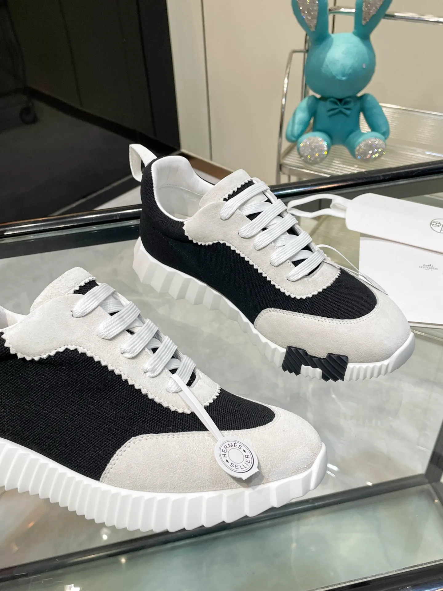 Hermes 270💰顶级版本爱马仕H家经典 休闲运动鞋，最高版本，鞋底上饰以夸张&ldquo;H&rdquo;字母，斜体设计和鲜艳色彩展现活力，延续品牌设计灵感！ 非常漂亮的一款休闲鞋，大气而又不失可爱！经典的款型，独具魅力的增高鞋！ 原版面料1:1，内里为原版透气进口羊皮里，垫脚进口羊皮，大底定制私模：T P U十P U抽真空一体成型，原版套楦工艺，原版包装盒📦配鞋履收纳袋，手提袋，鞋盒带蓝光防伪标识！ 女码35.36.37.38.39.40.41.42 男码39.40.41.42.43.44.45.46