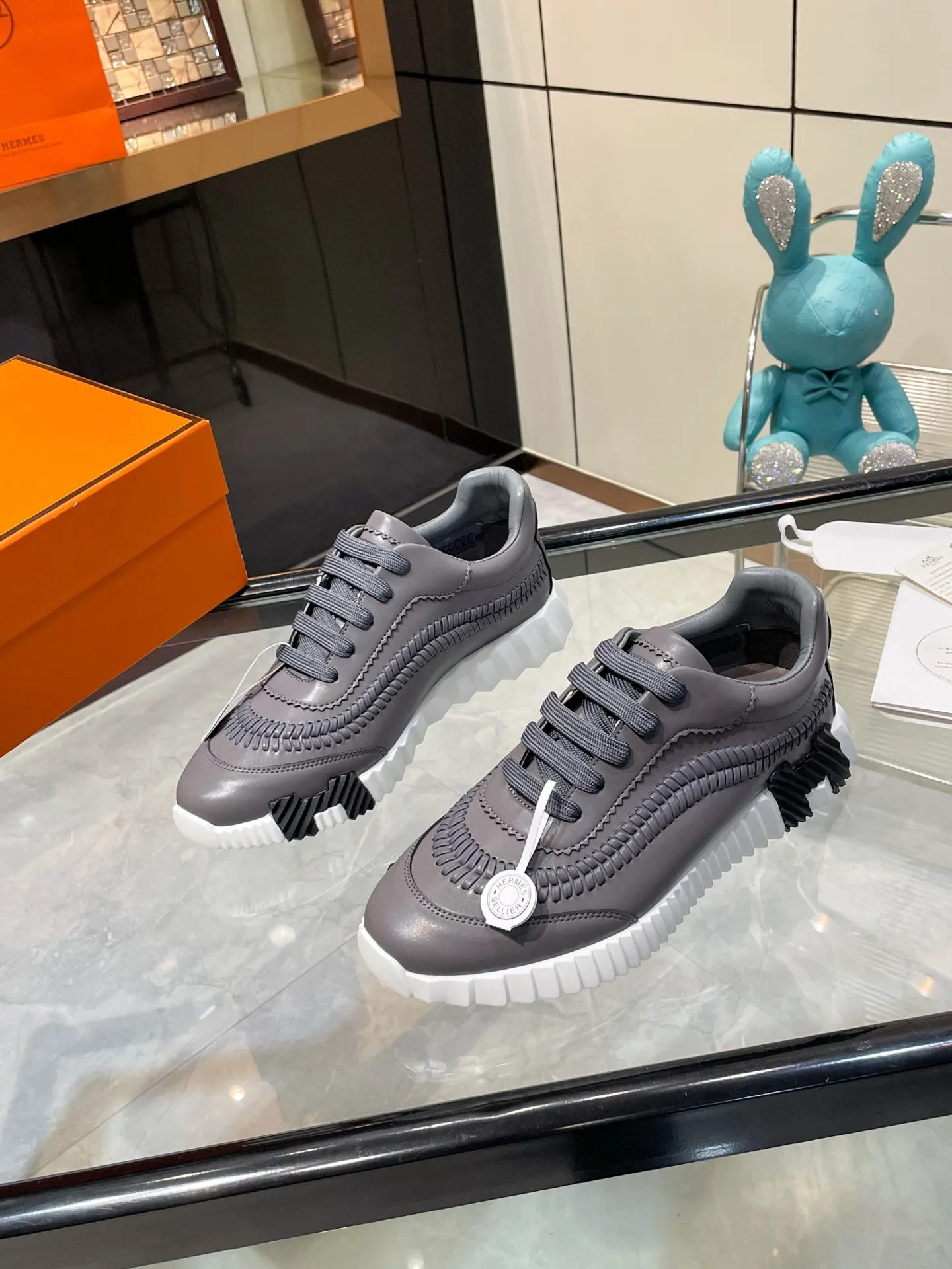 Hermes 310💰顶级版本爱马仕H家经典 休闲运动鞋，最高版本，鞋底上饰以夸张&ldquo;H&rdquo;字母，斜体设计和鲜艳色彩展现活力，延续品牌设计灵感！ 非常漂亮的一款休闲鞋，大气而又不失可爱！经典的款型，独具魅力的增高鞋！ 原版面料1:1，内里为原版透气进口羊皮里，垫脚进口羊皮，大底定制私模：T P U十P U抽真空一体成型，原版套楦工艺，原版包装盒📦配鞋履收纳袋，手提袋，鞋盒带蓝光防伪标识！ 女码35.36.37.38.39.40.41.42 男码39.40.41.42.43.44.45.46