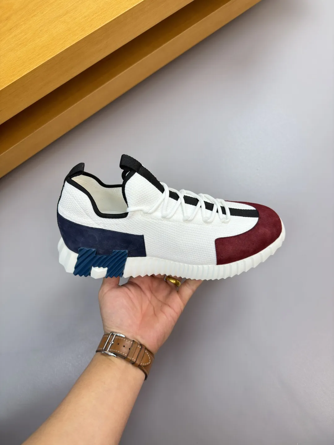 【 HERMES】爱马仕 P330💰 -高端品质 原单&middot;休闲运动鞋 -鞋面：🔝反绒小牛皮、品牌飞织（针织）布匹、鞋舌.后跟.品牌织带 -内里：垫脚；水染牛皮 -大底：超轻TPU发泡&middot;橡胶：组合成型双色大底 -超高品控&middot;做工精细：凸显(高端&middot;贵气&middot;档次) -Size ：38-44（45，46，47，可订做)&middot;H0183