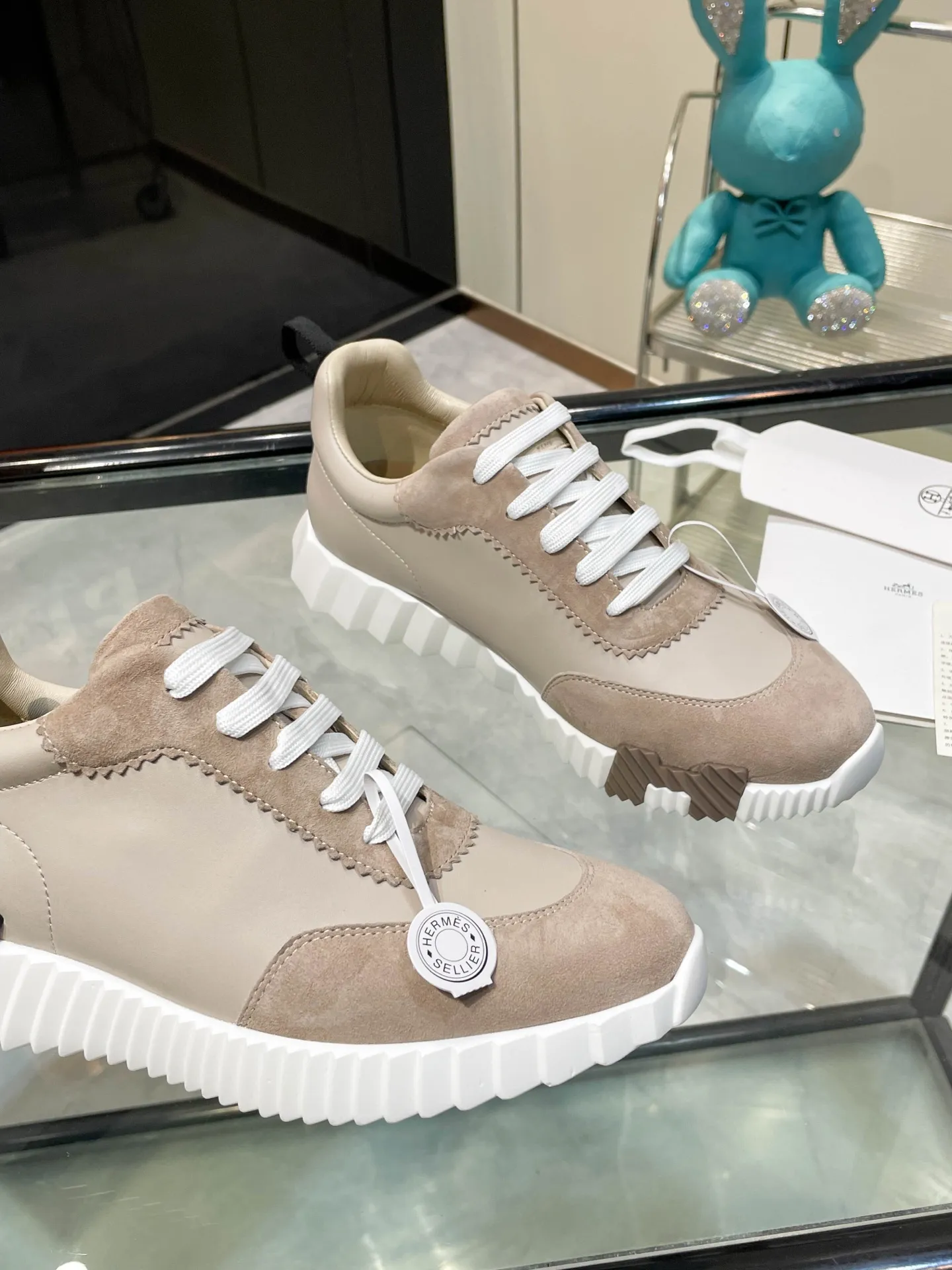 Hermes 280💰顶级版本爱马仕H家经典 休闲运动鞋,最高版本,鞋底上饰以夸张“H”字母,斜体设计和鲜艳色彩展现活力,延续品牌设计灵感! 非常漂亮的一款休闲鞋,大气而又不失可爱!经典的款型,独具魅力的增高鞋! 原版面料1:1,内里为原版透气进口羊皮里,垫脚进口羊皮,大底定制私模:T P U十P U抽真空一体成型,原版套楦工艺,原版包装盒📦配鞋履收纳袋,手提袋,鞋盒带蓝光防伪标识! 女码35.36.37.38.39.40.41.42 男码39.40.41.42.43.44.45.46