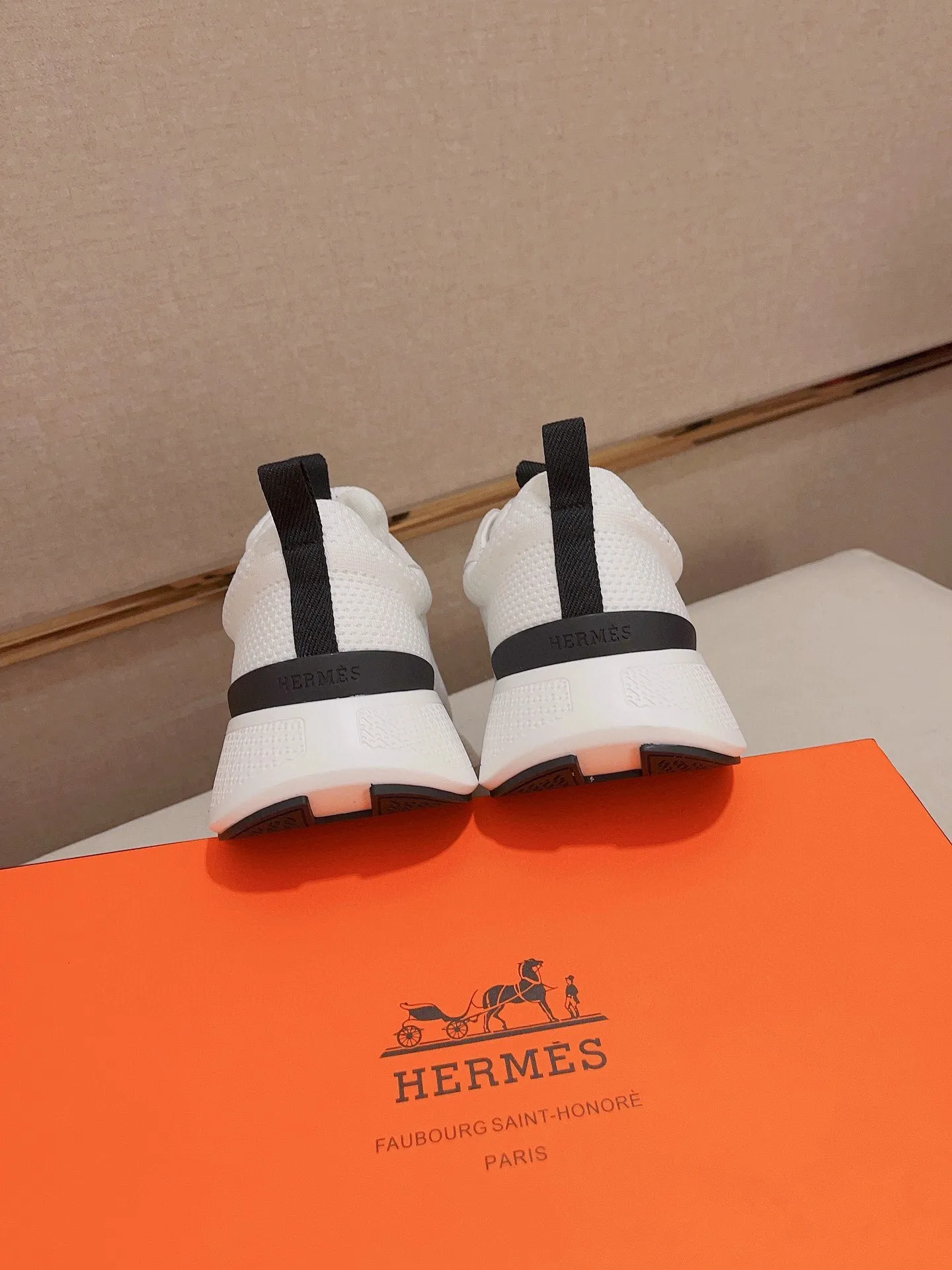 工厂价: 270💰《HERMES》【经典原单•版本】爱马仕;顶级🔝代购🔍🔍男士最新🇺🇸专柜同步发售,意大利进口原版▲▲丝绸牛皮搭配透气布料▲▲(凸显高端·贵气·档次)做工考究(意大利🇮🇹进口水染🐂牛皮内里)鞋底:原厂特供原版底,⚠️独家双层活动·TPR·橡胶·组合成型大底;超级·舒适·耐磨·防滑·环保 实物拍摄实物更漂亮(高品质·跟单货)可随意进出专柜* 码数:38·39·40·41·42·43·44#(可订做45.)